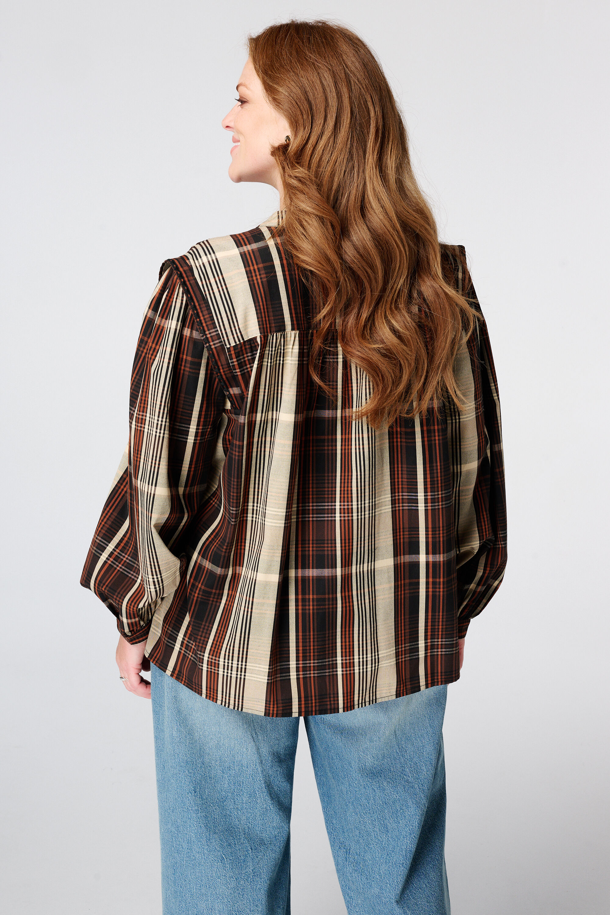 Blusa de cuadros con mangas de volantes image number 1