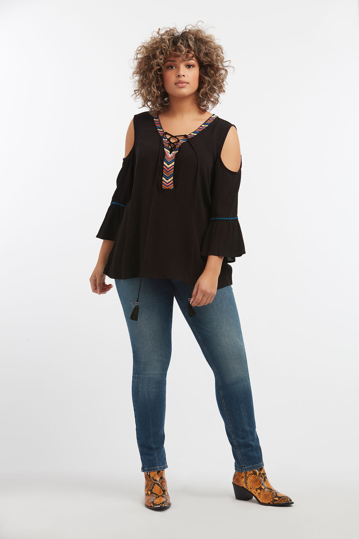 Blusa con hombros descubiertos image number 4