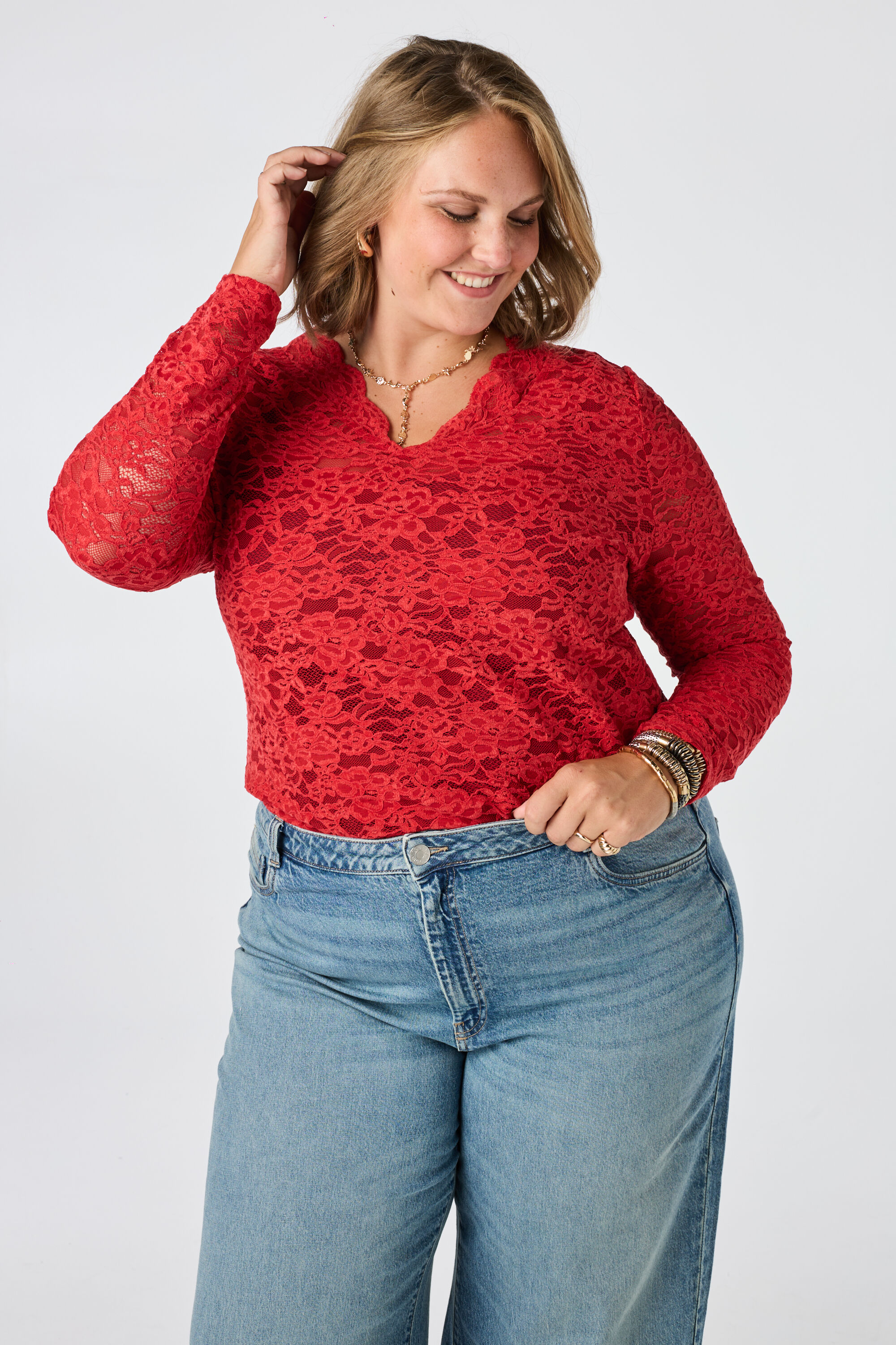 Top de encaje con cuello de pico