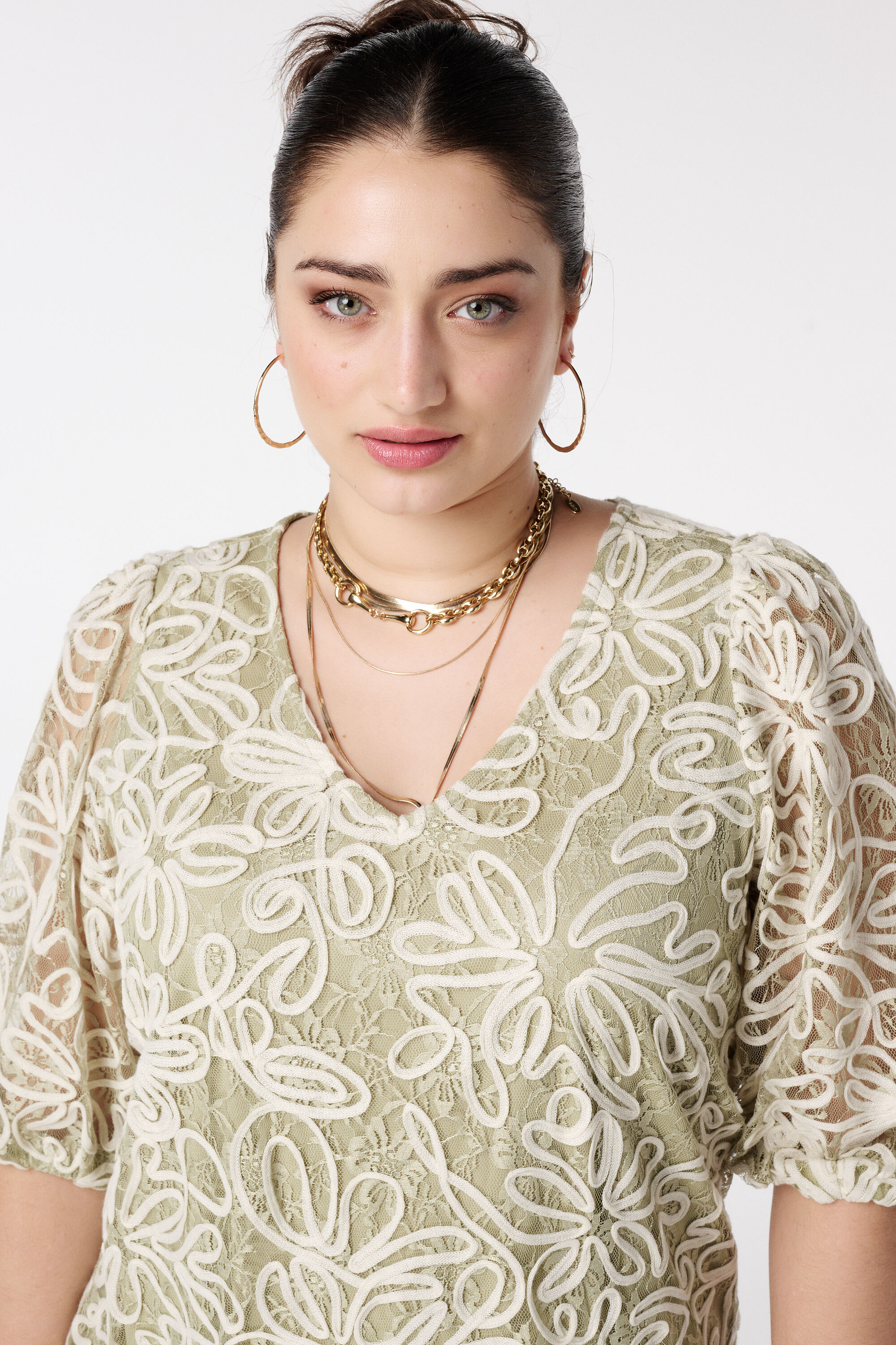 Top bordado con mangas de malla image number 4