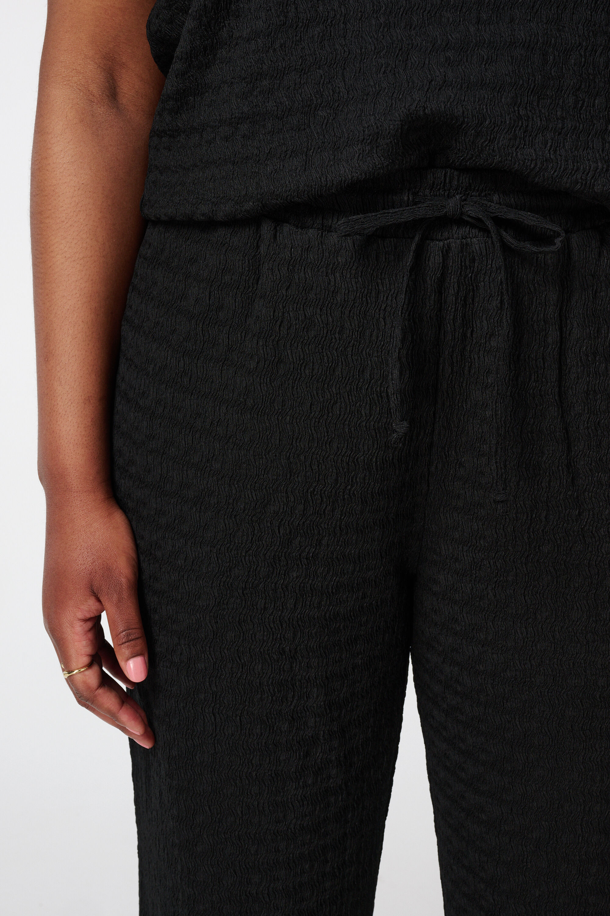 Pantalones con textura y cintura con lazo image number 4