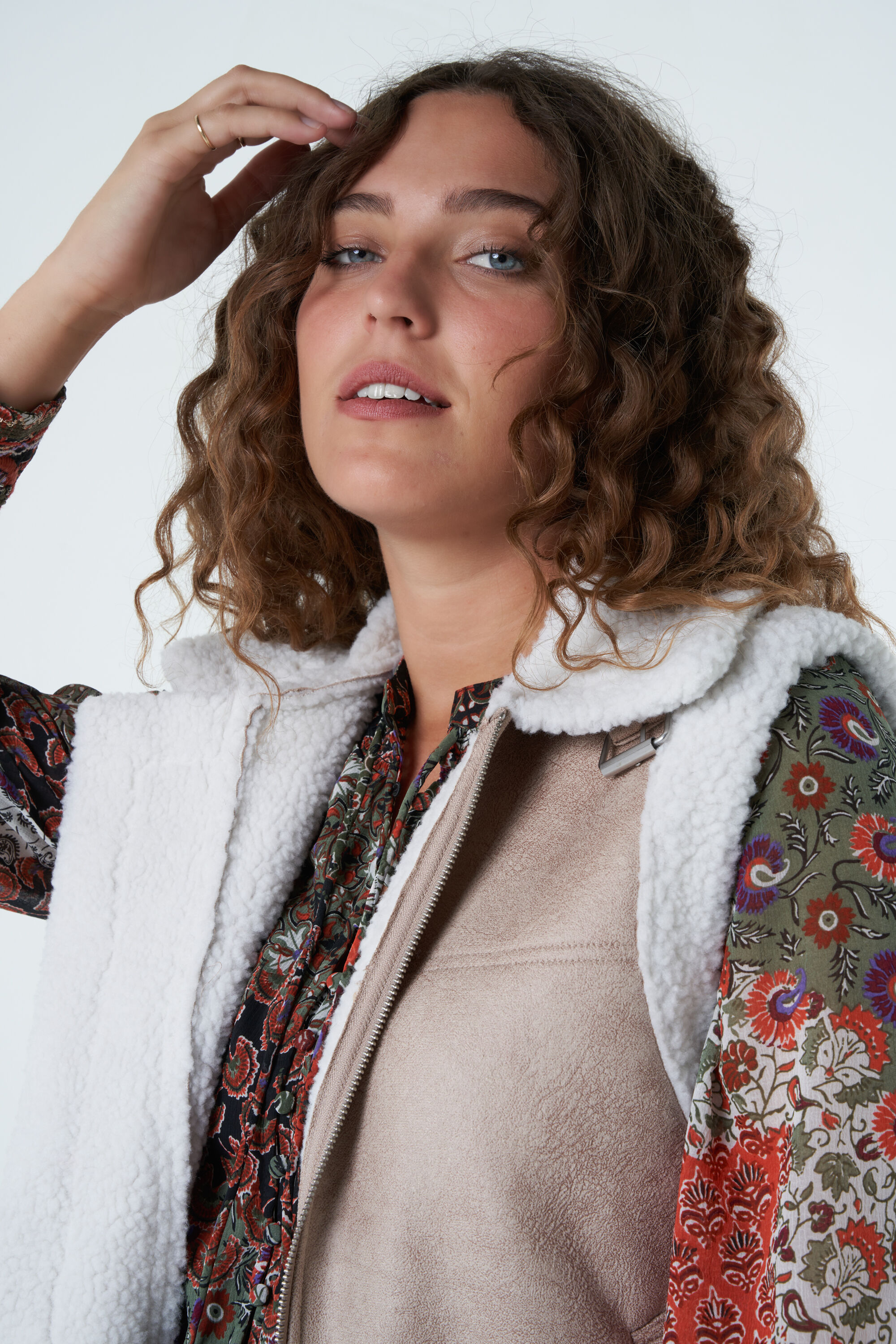 Chaleco acolchado reversible image number 5