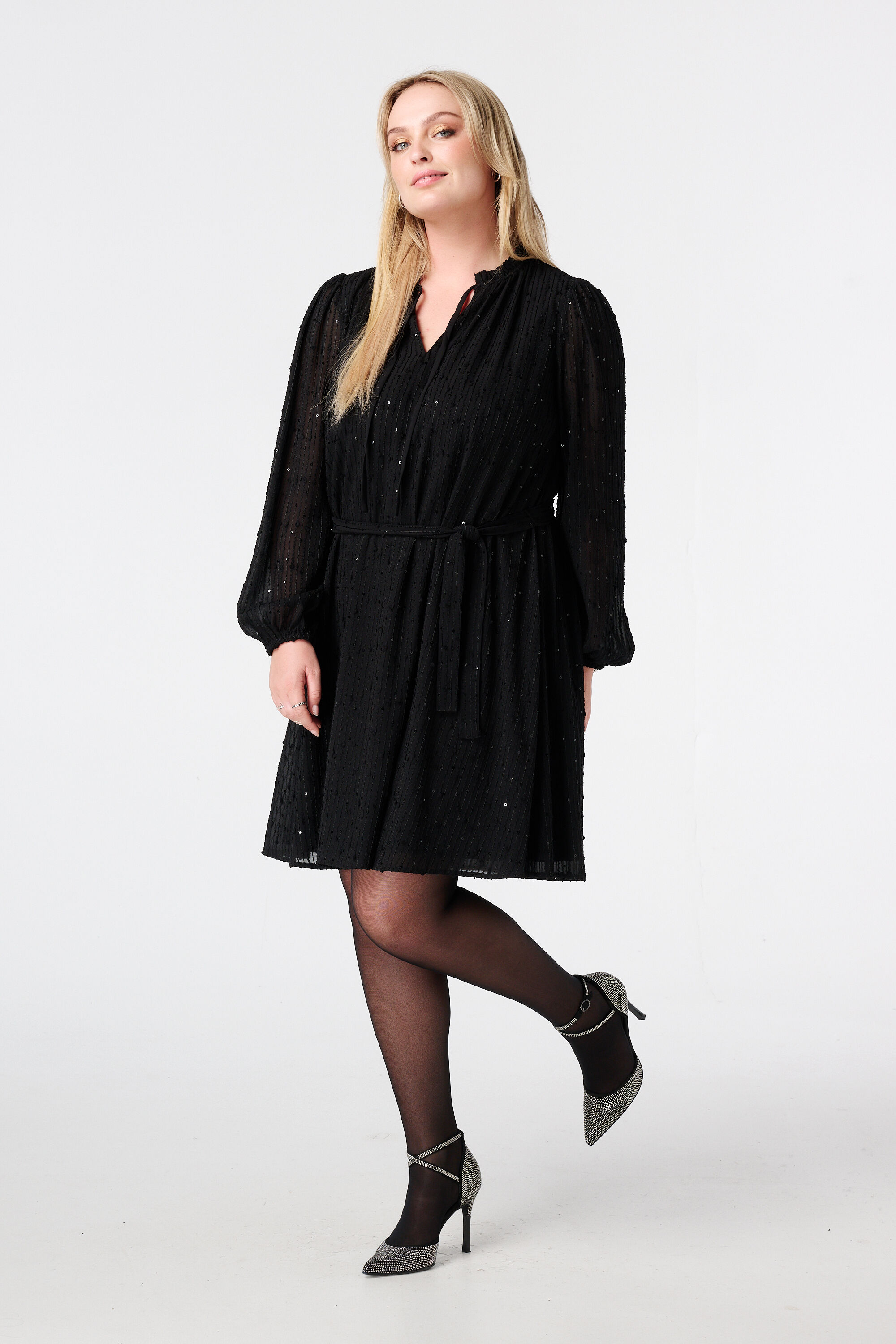 Vestido con lentejuelas brillantes y cintur&oacute;n