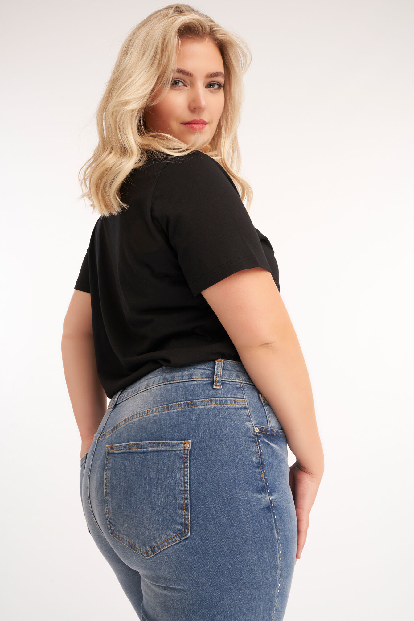 Vaqueros con tachuelas image number 3