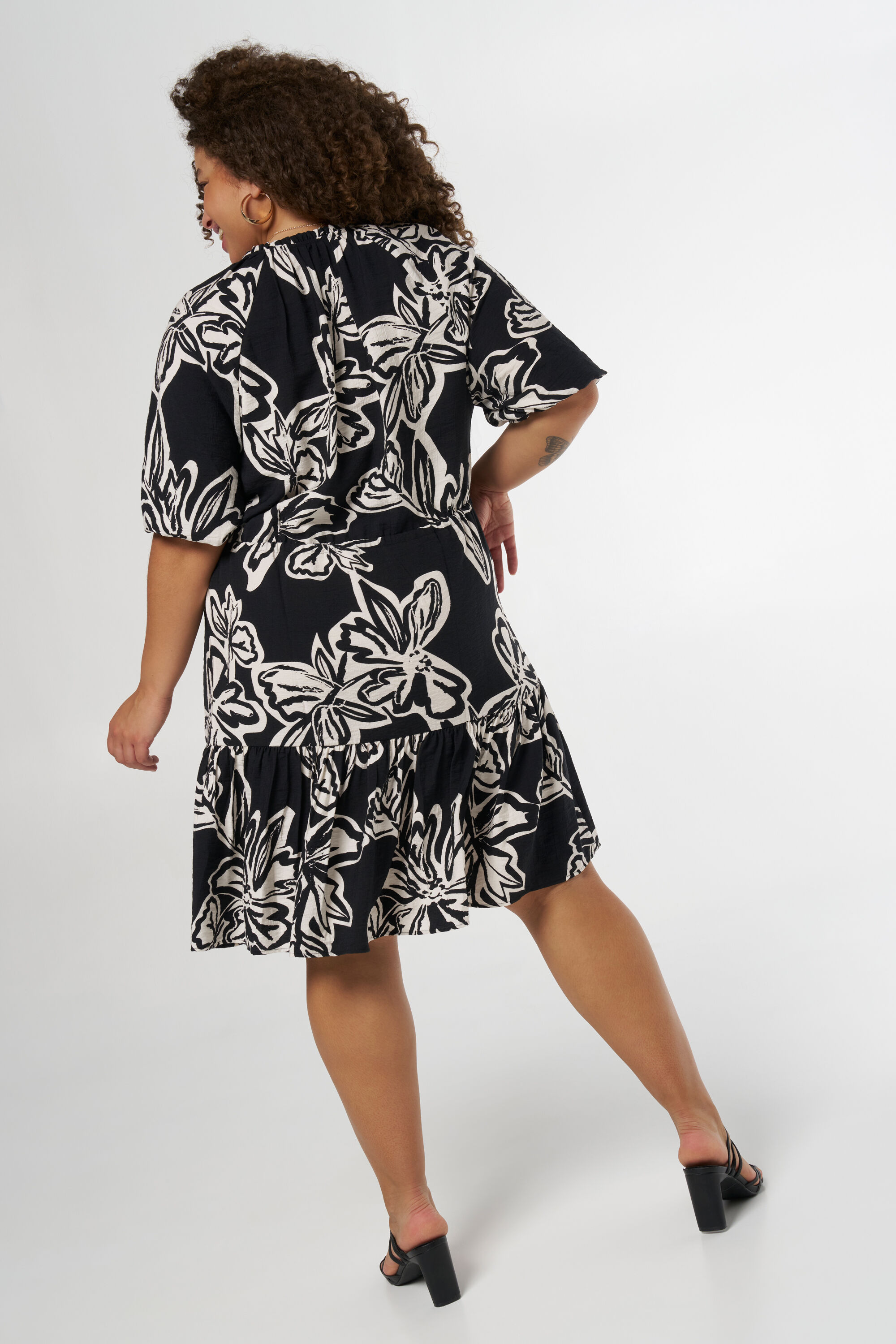 Vestido entallado con estampado image number 3