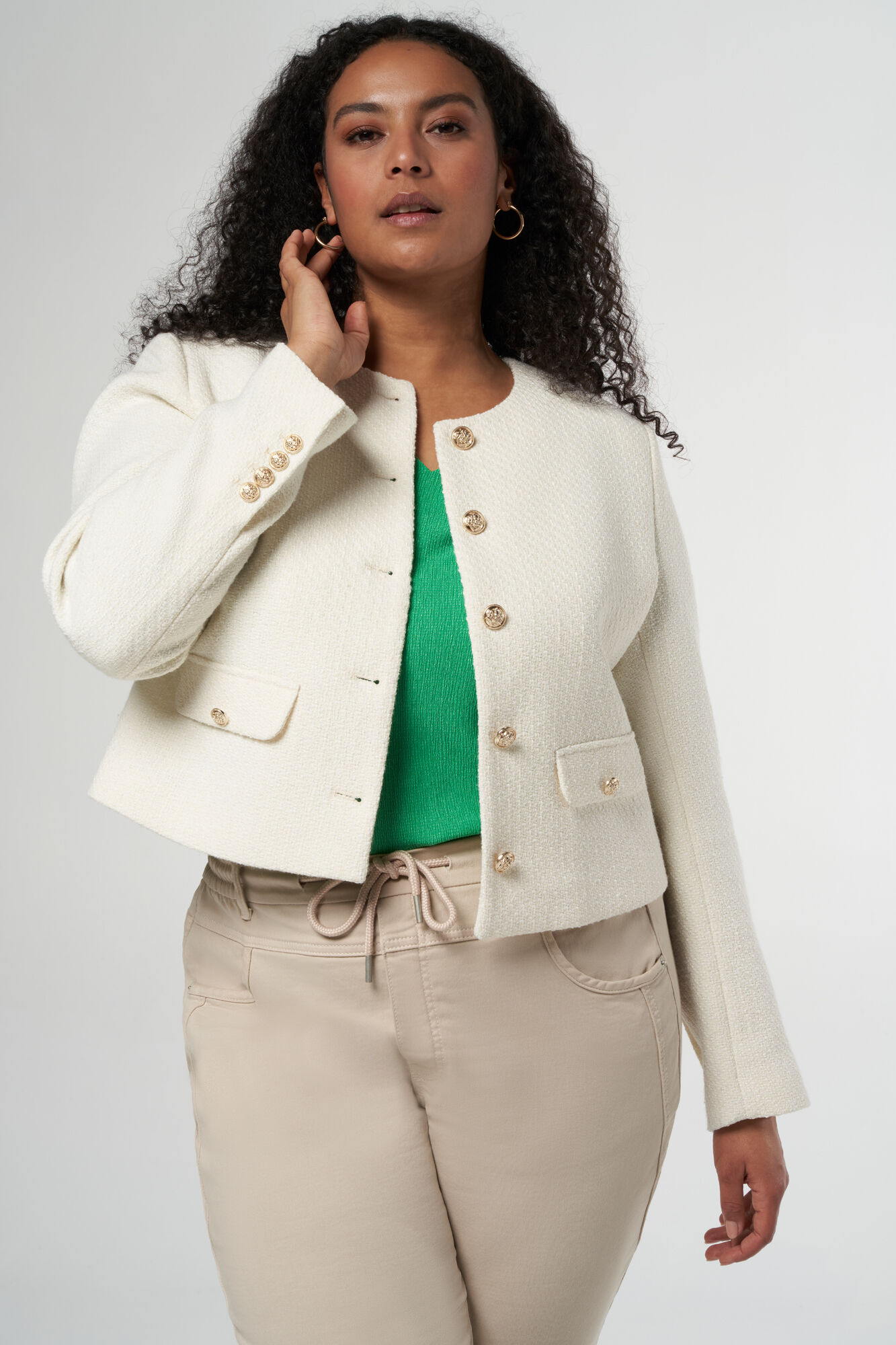 Chaqueta corta de tweed con botones met&aacute;licos image number 5