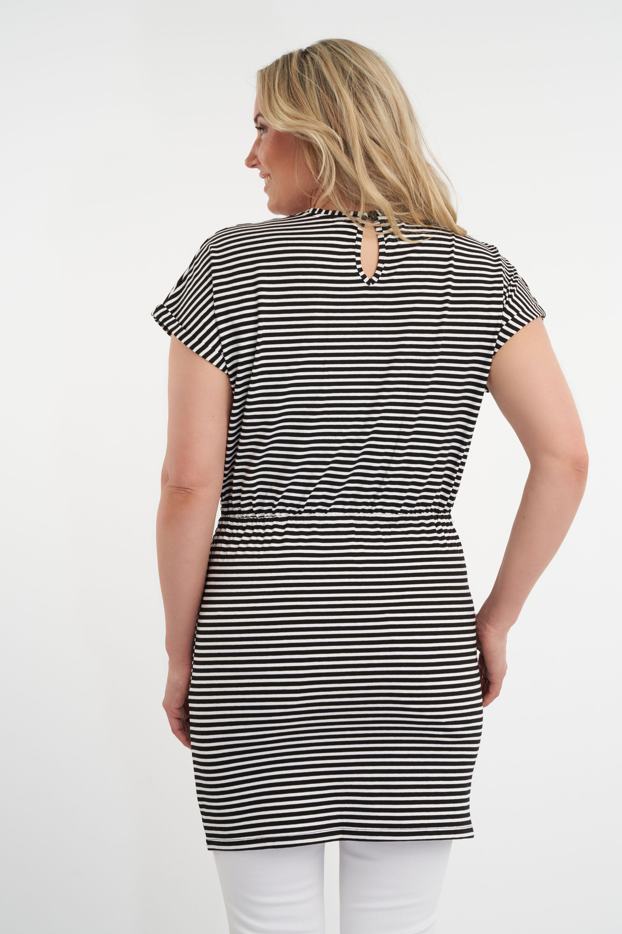 T&uacute;nica con un cinto decorativo para atar image number 4