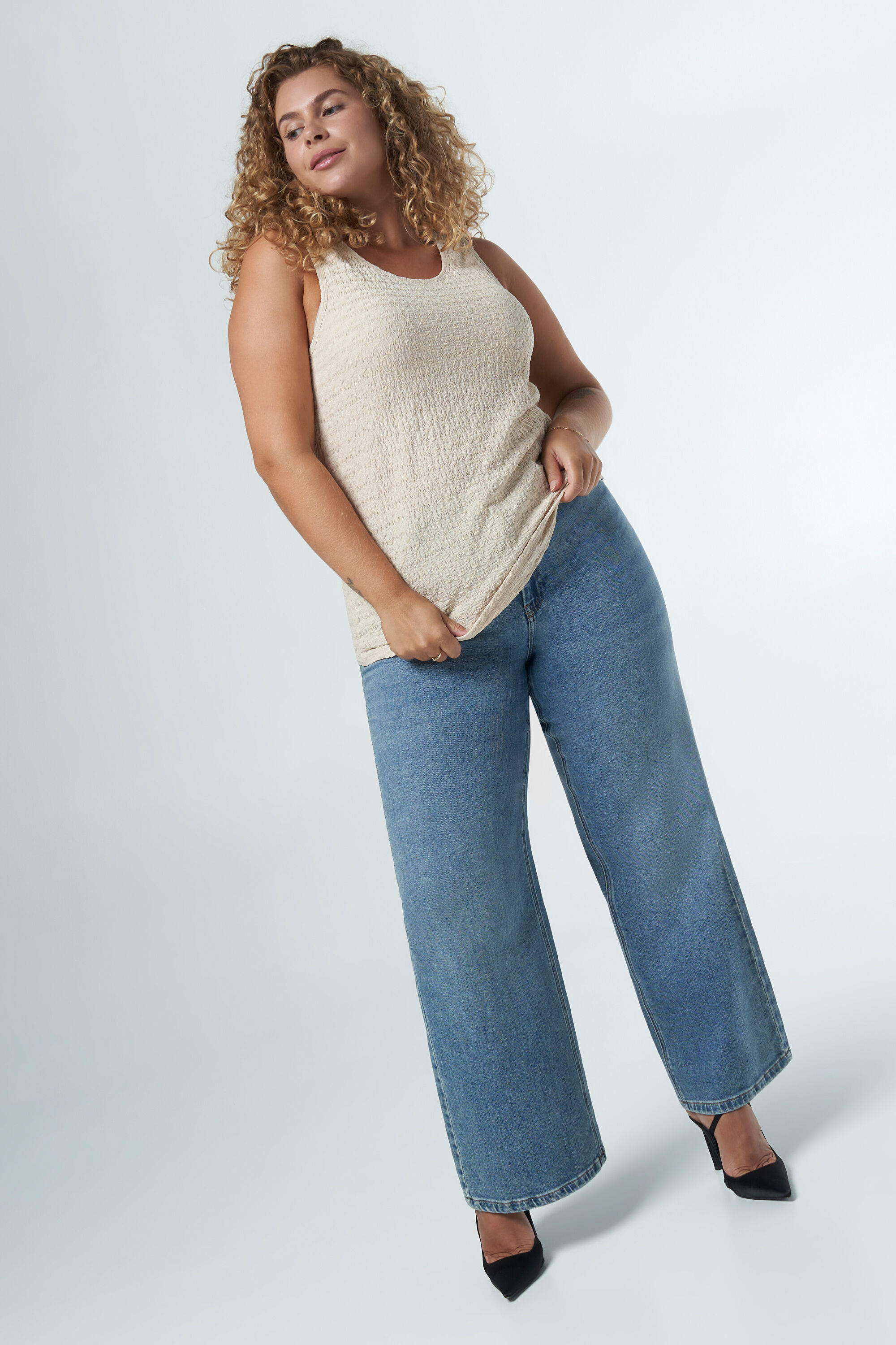 Top sin mangas con textura image number 5