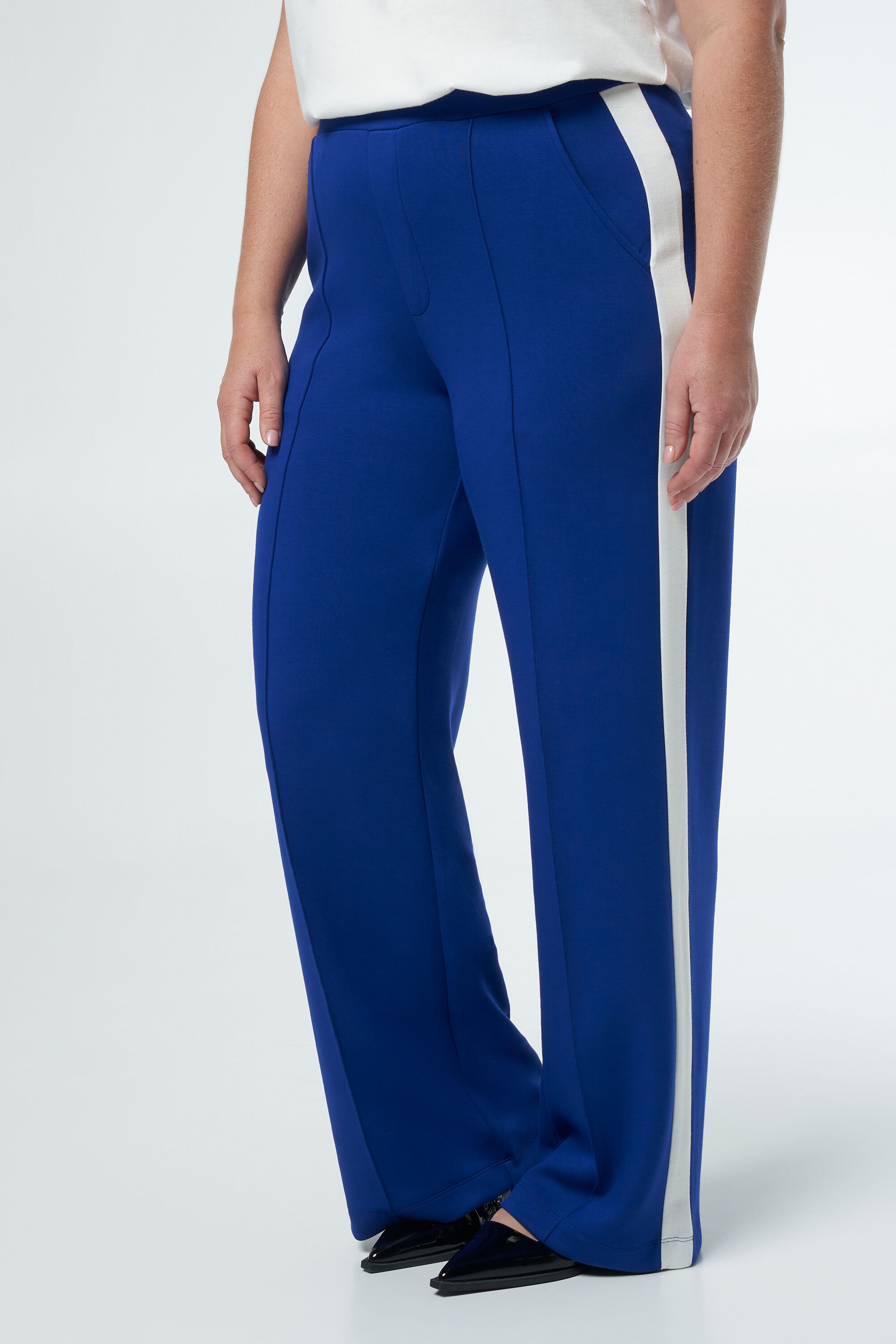 Pantalones deportivos image number 5