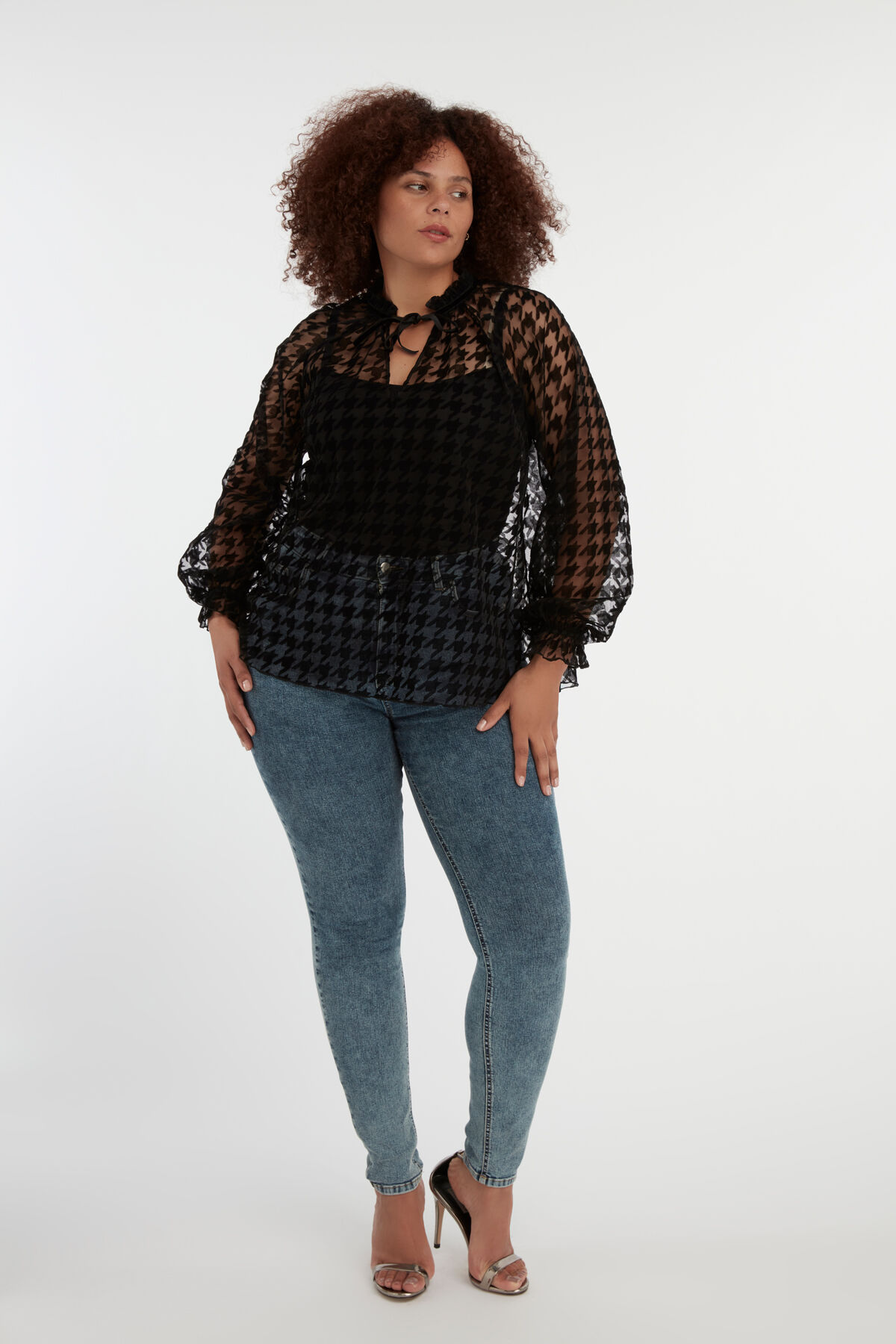 Blusa transparente con estampado pata de gallo image number 5