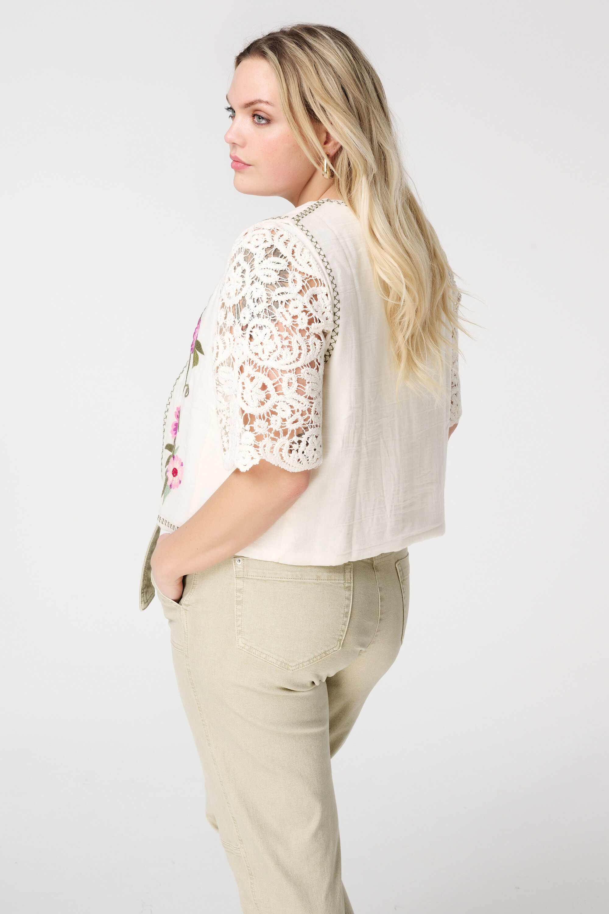 Chaleco con bordado  image number 3