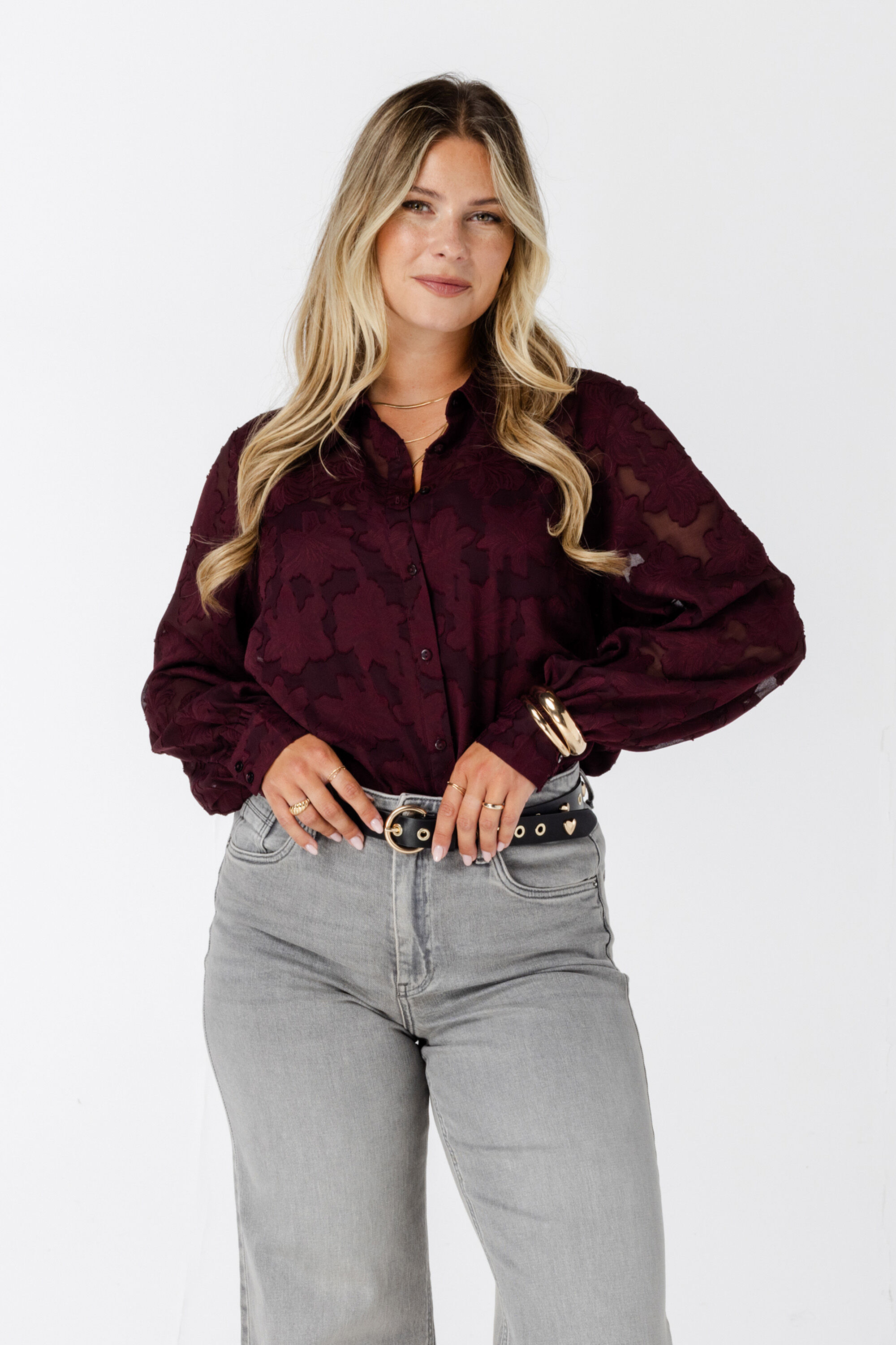 Blusa transl&uacute;cida con textura floral