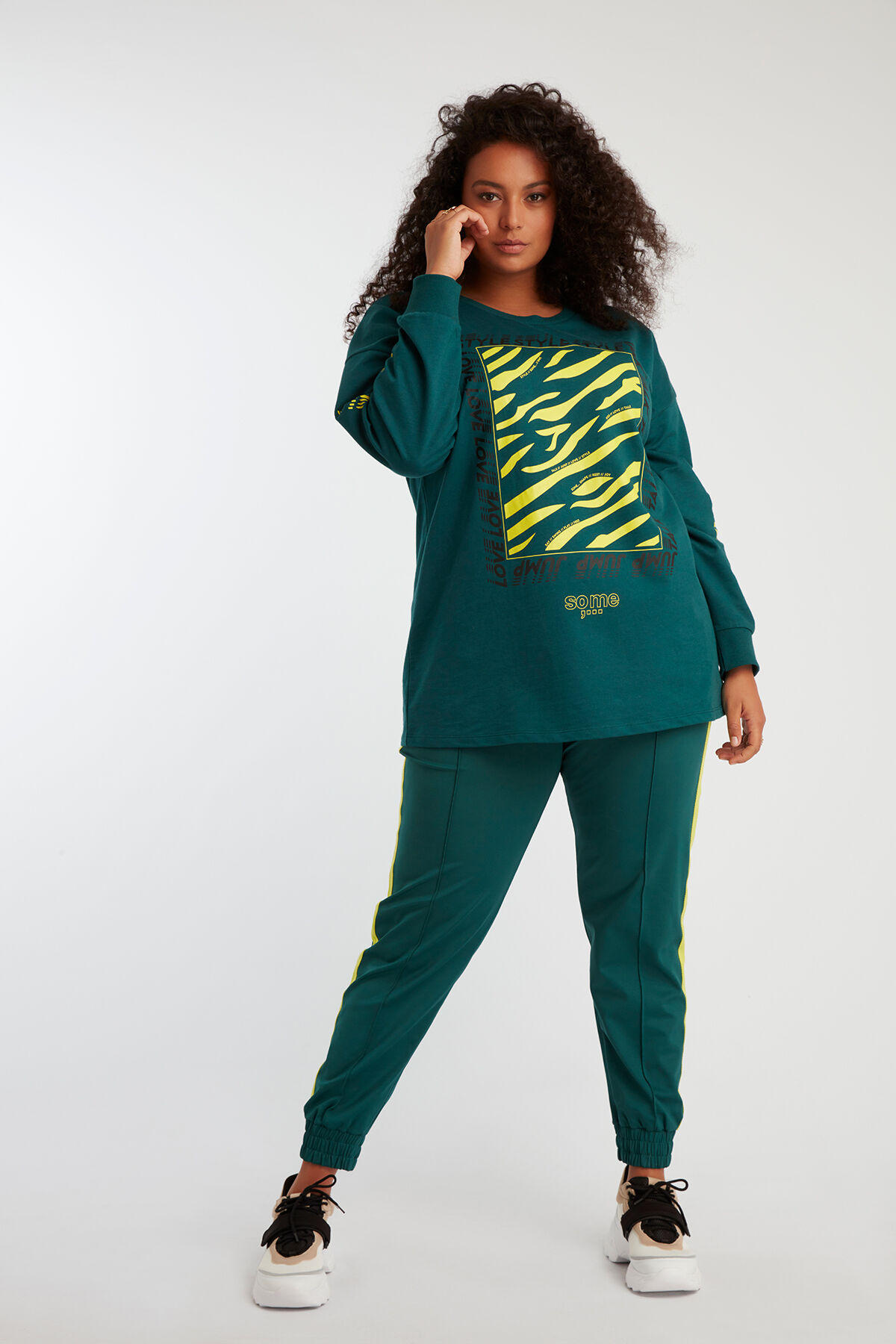 Pantalones deportivos image number 4