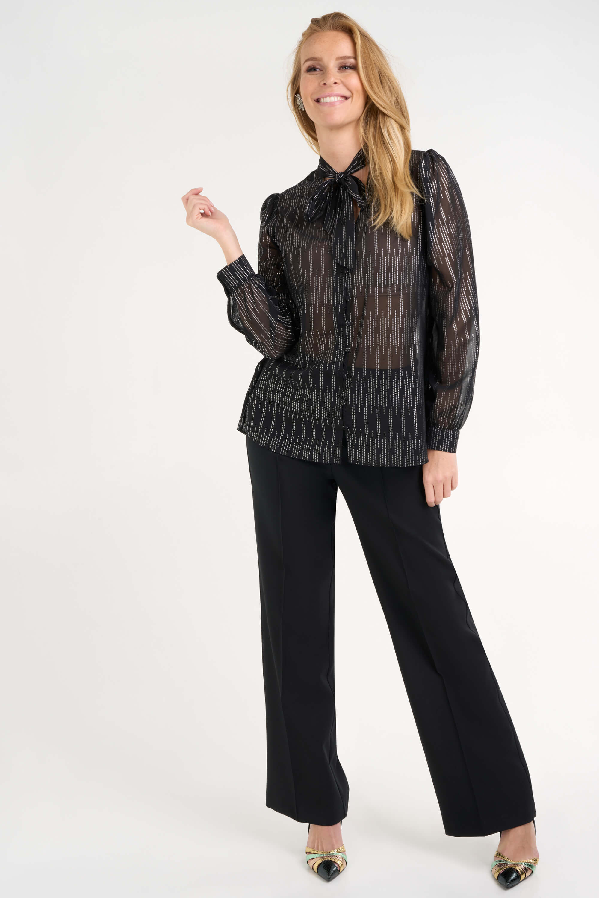 Blusa con estampado plateado image number 4