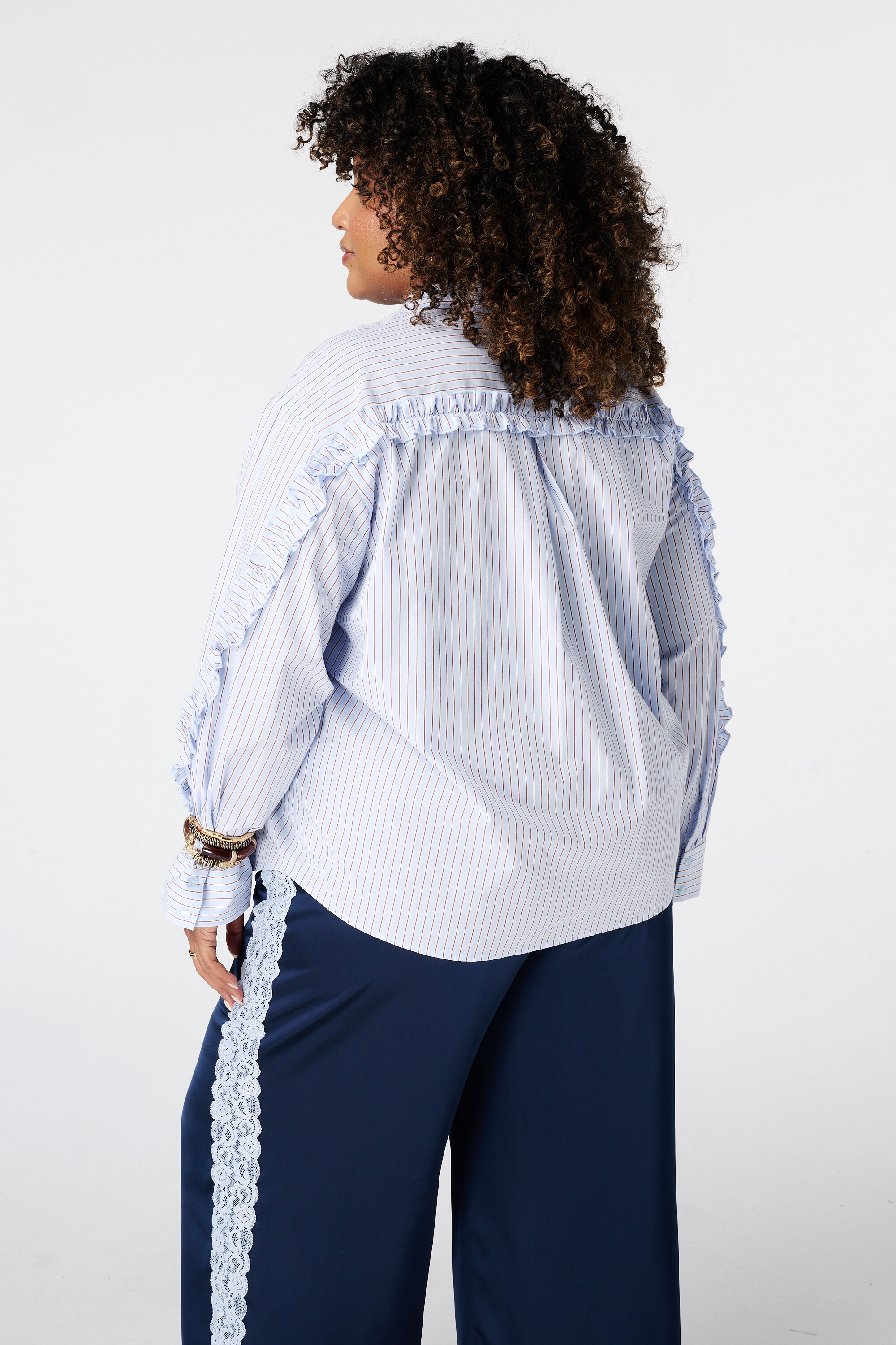 Blusa de rayas con volantes image number 3
