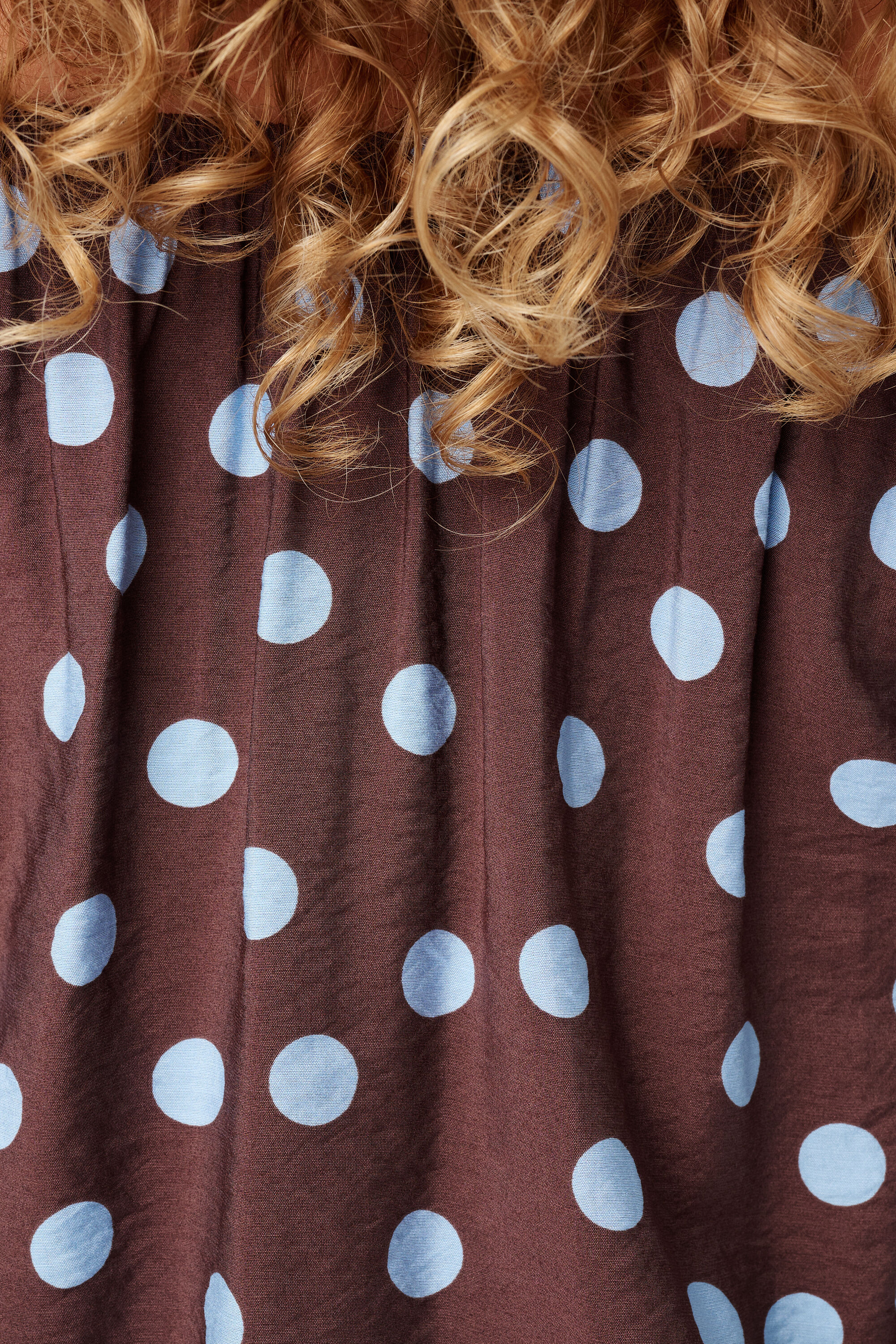 Blusa con hombros al descubierto y estampado de lunares image number 4