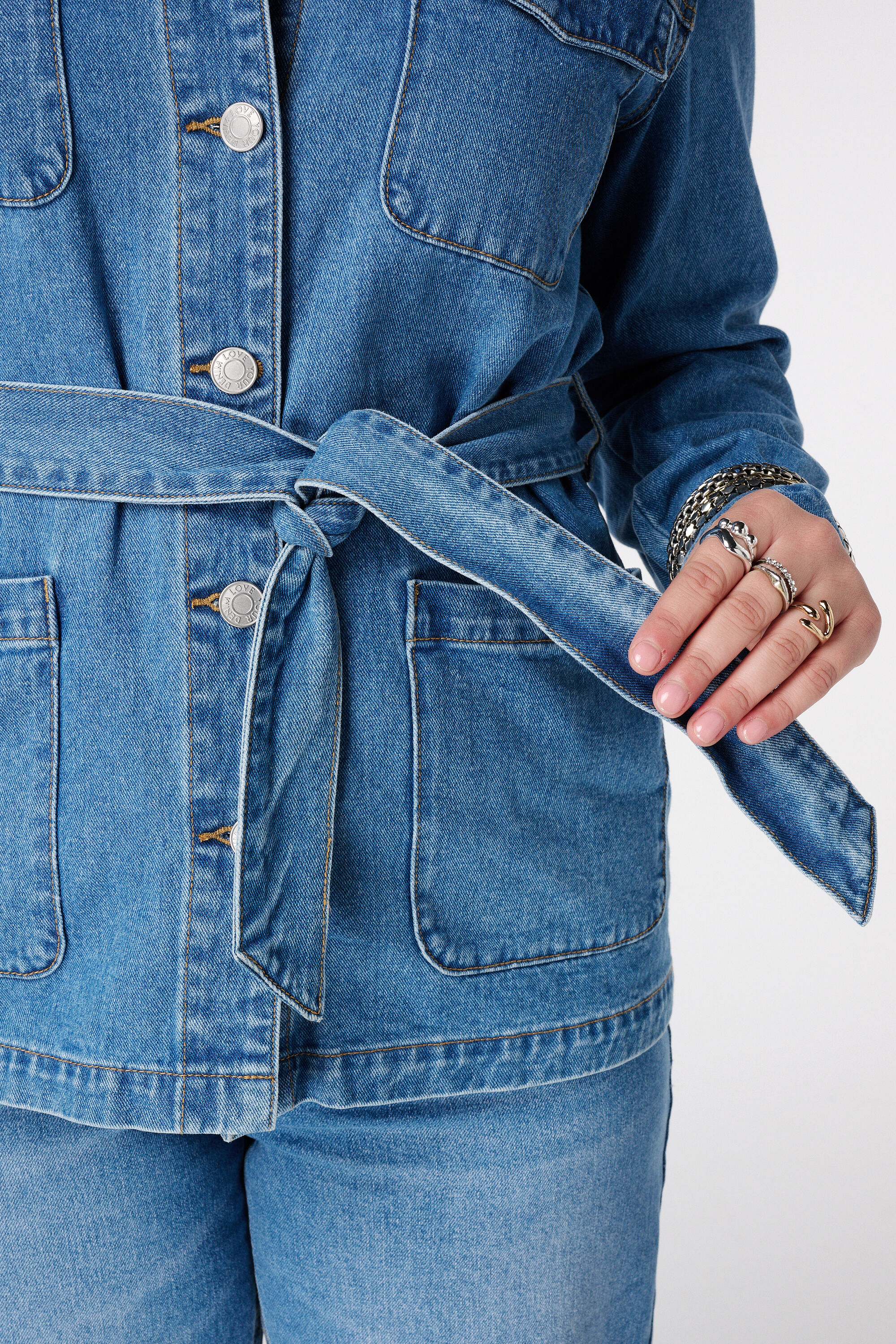 Chaqueta vaquera con cintur&oacute;n image number 6