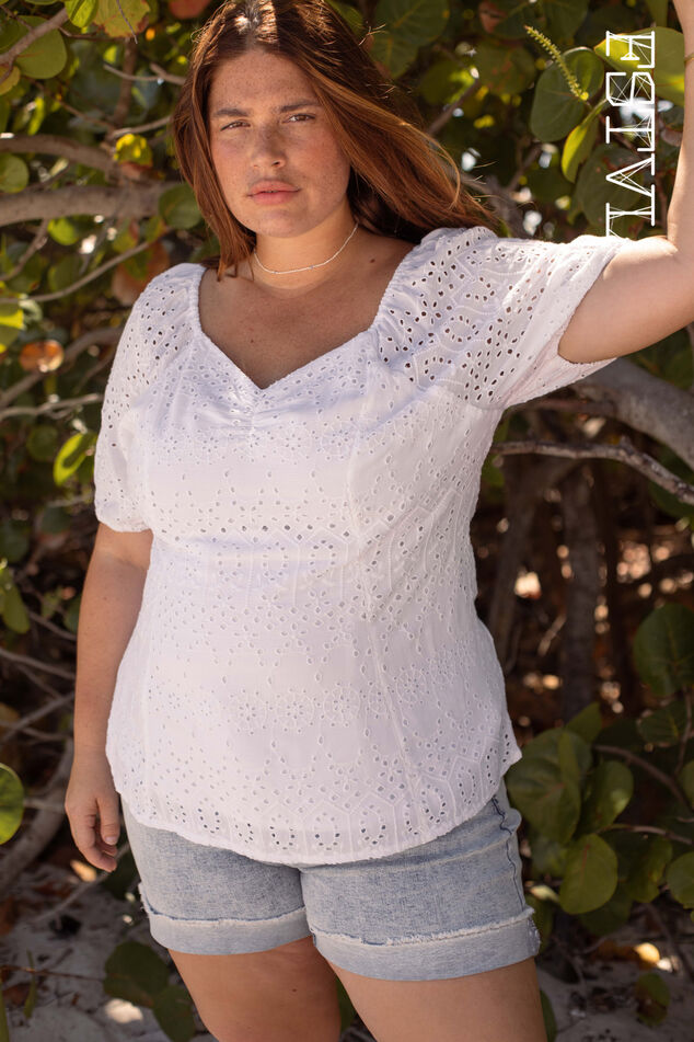 Blusa con bordados  image number 0