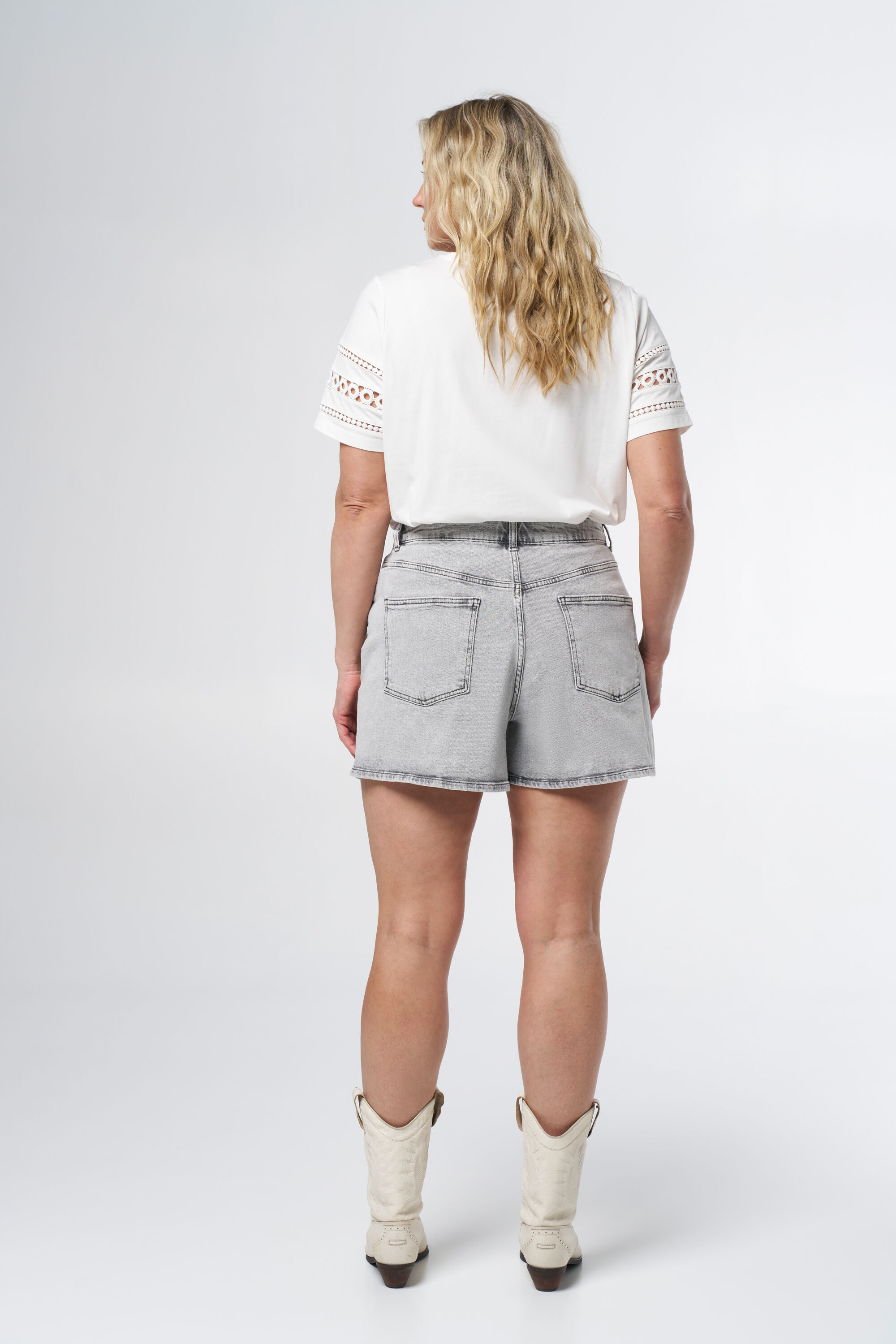 Shorts vaqueros holgados image number 3