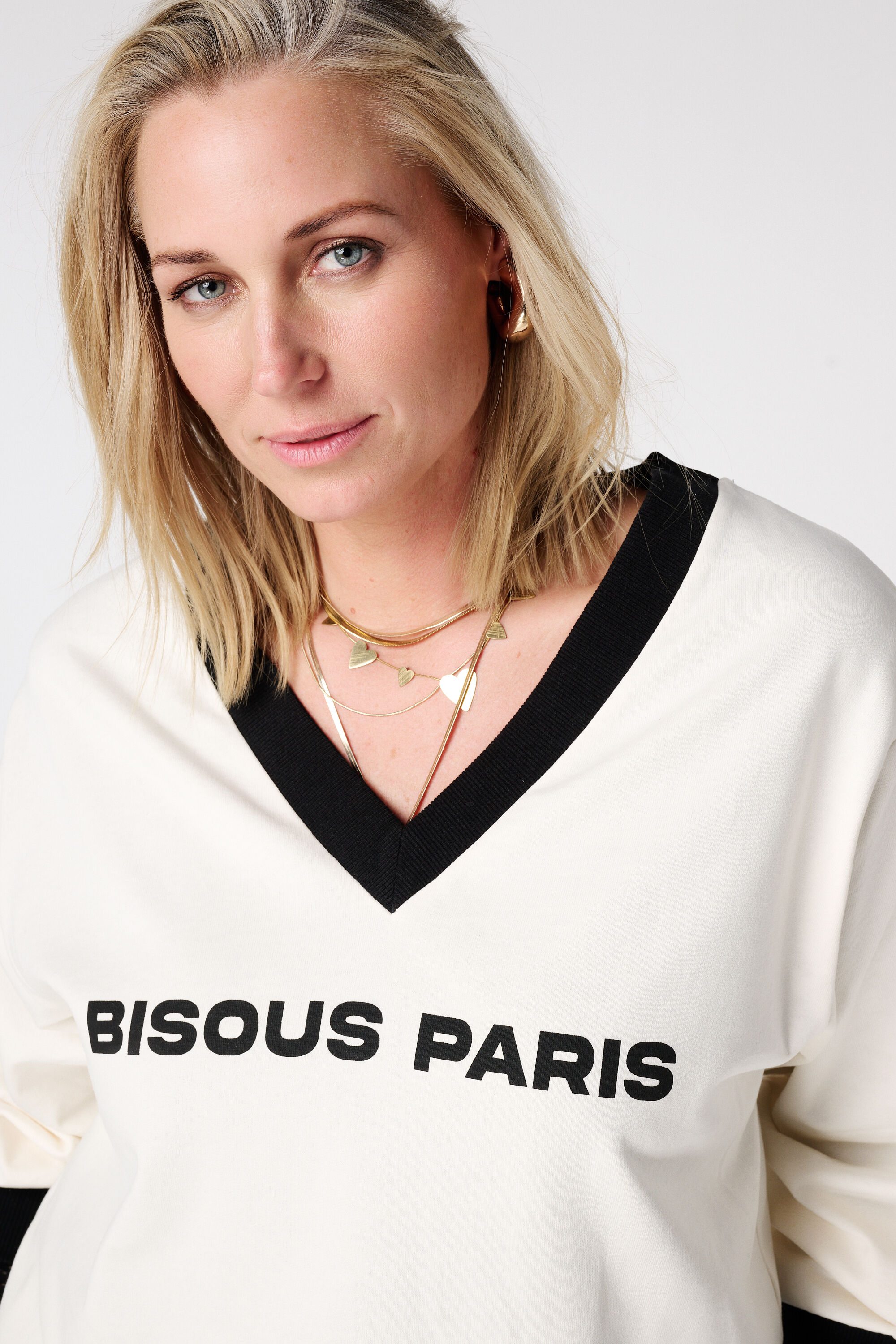 Su&eacute;ter con cuello en V y pu&ntilde;os en contraste image number 4