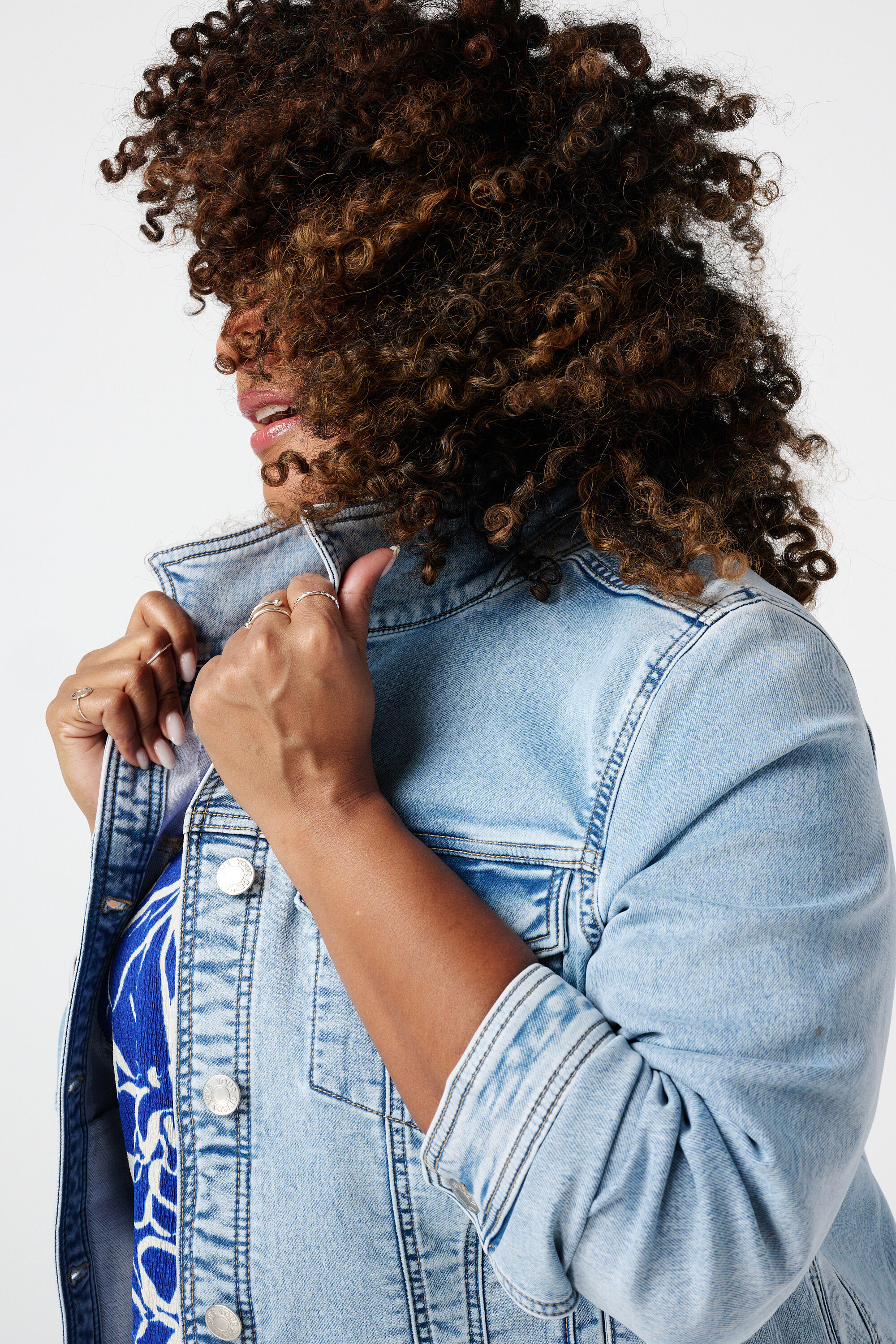 Cazadora vaquera el&aacute;stica image number 4