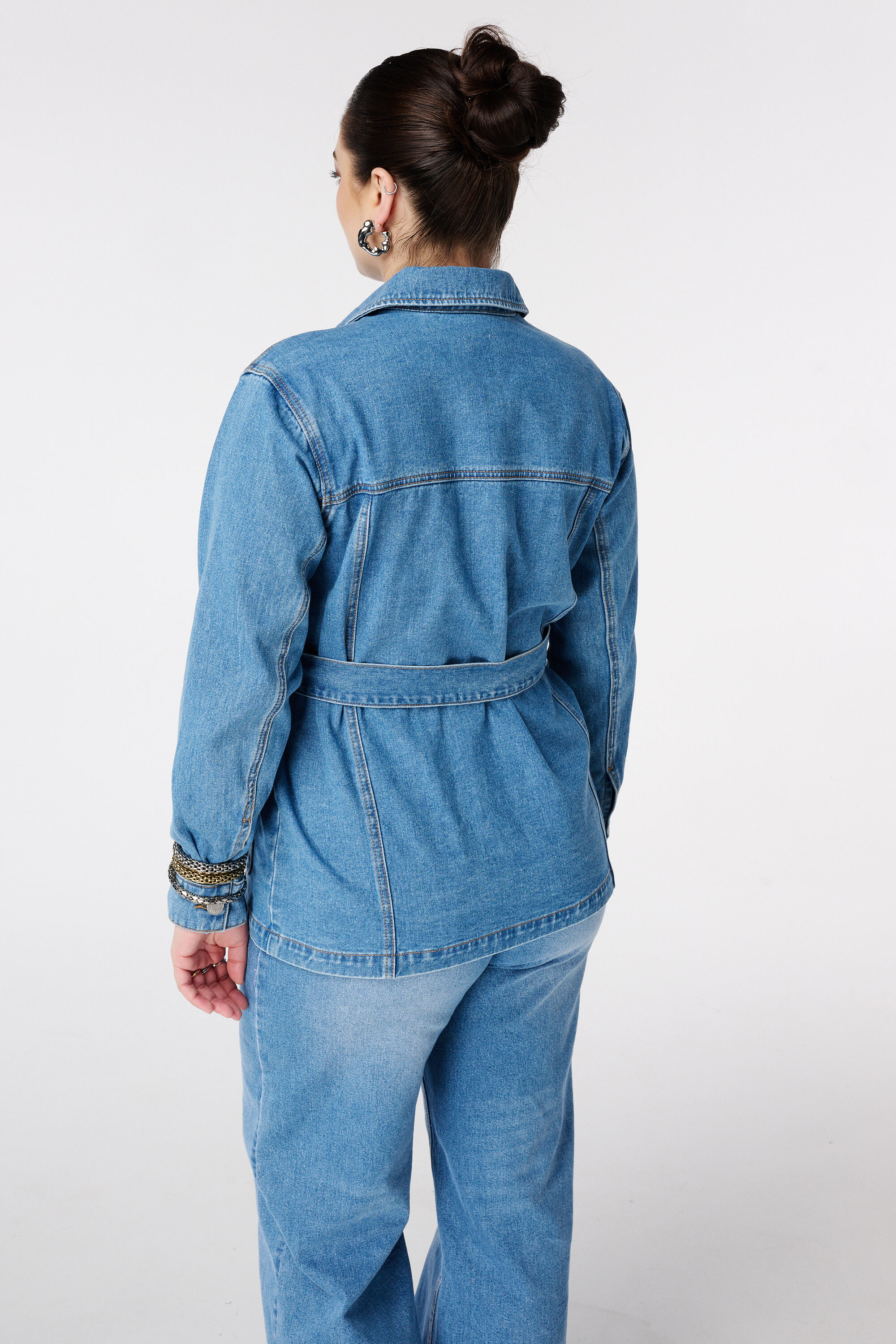 Chaqueta vaquera con cintur&oacute;n image number 3