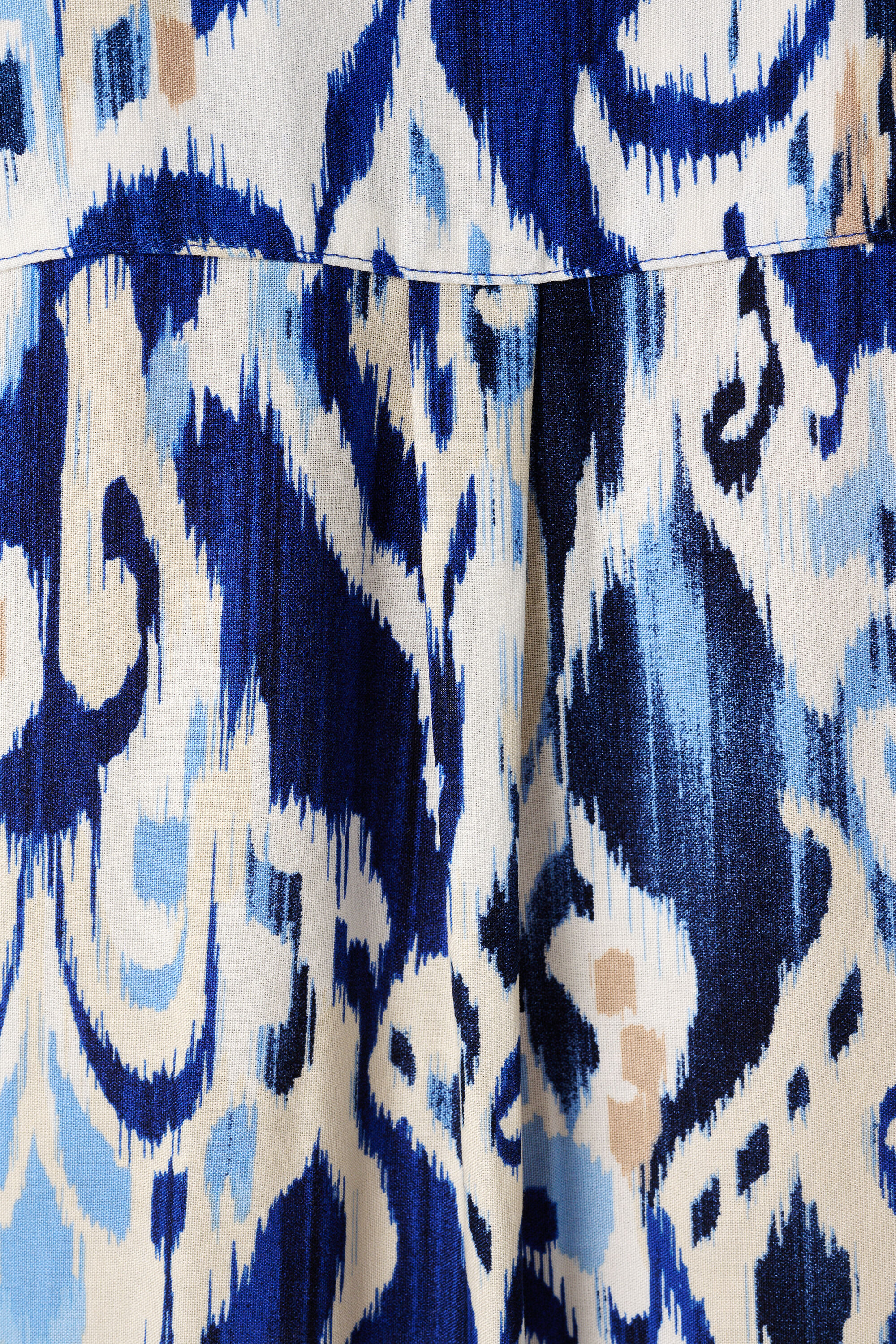 Vestido ligero con escote en V image number 6