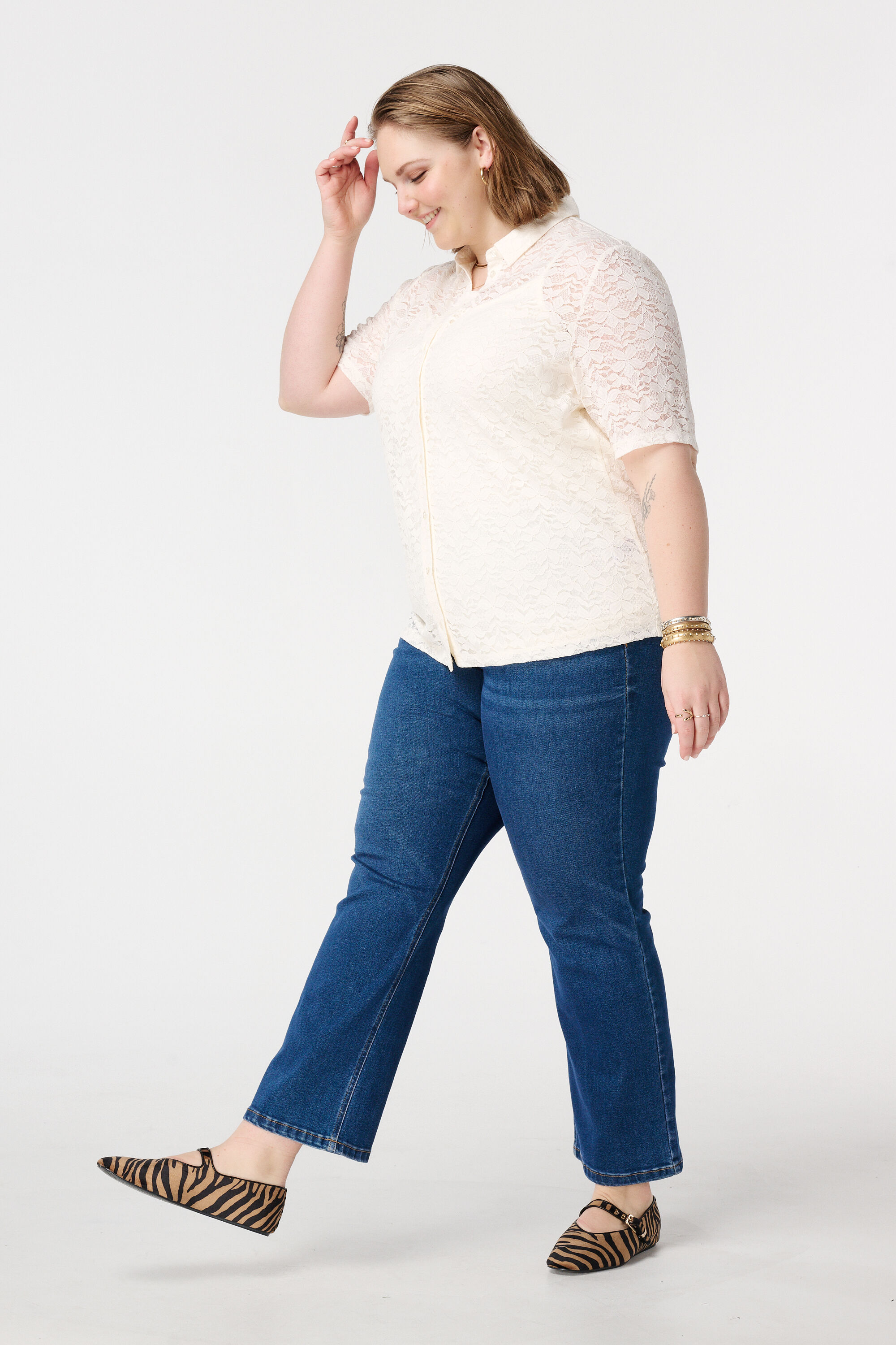 Top de encaje con mangas cortas image number 5