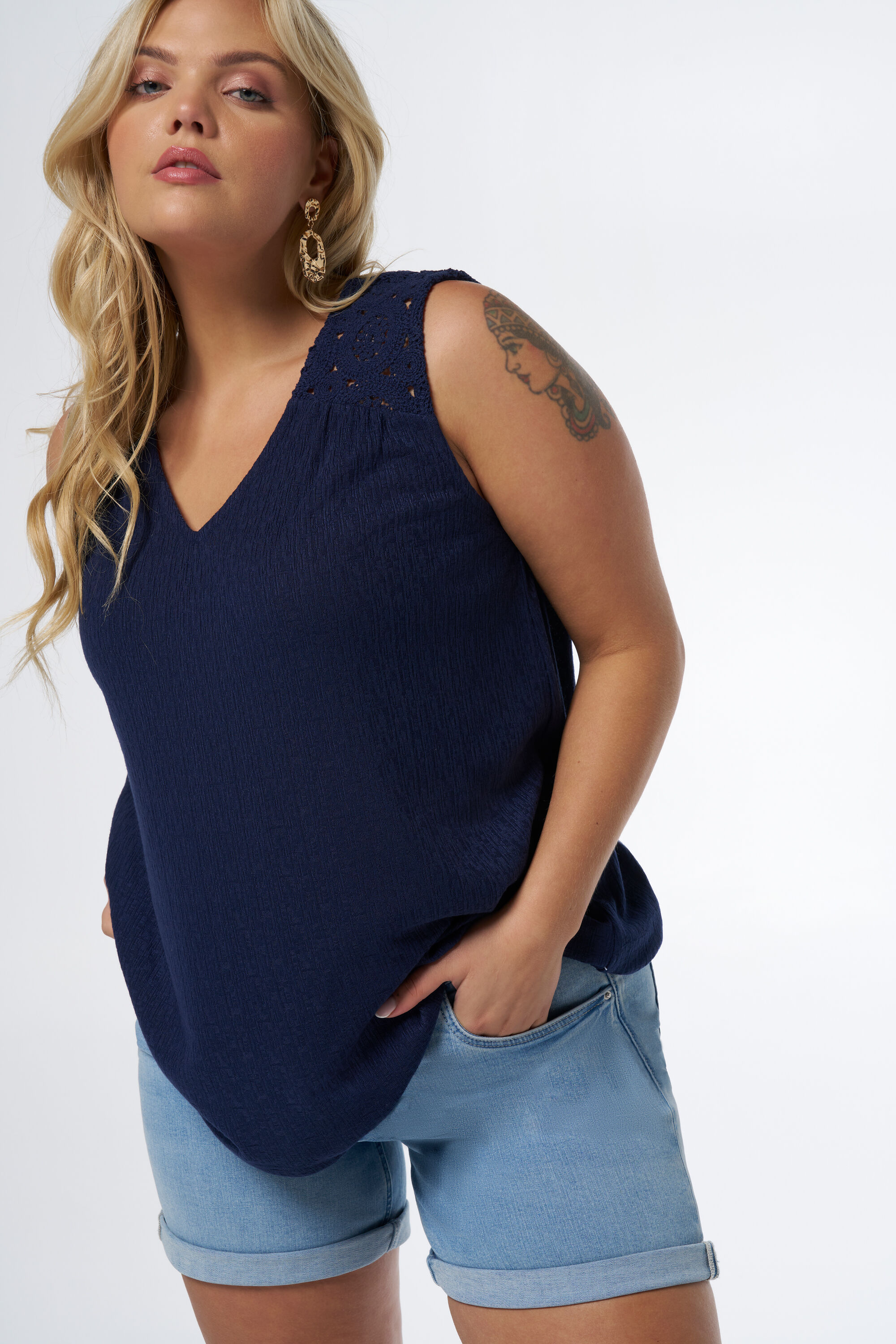 Top con detalles de ganchillo  image number 0