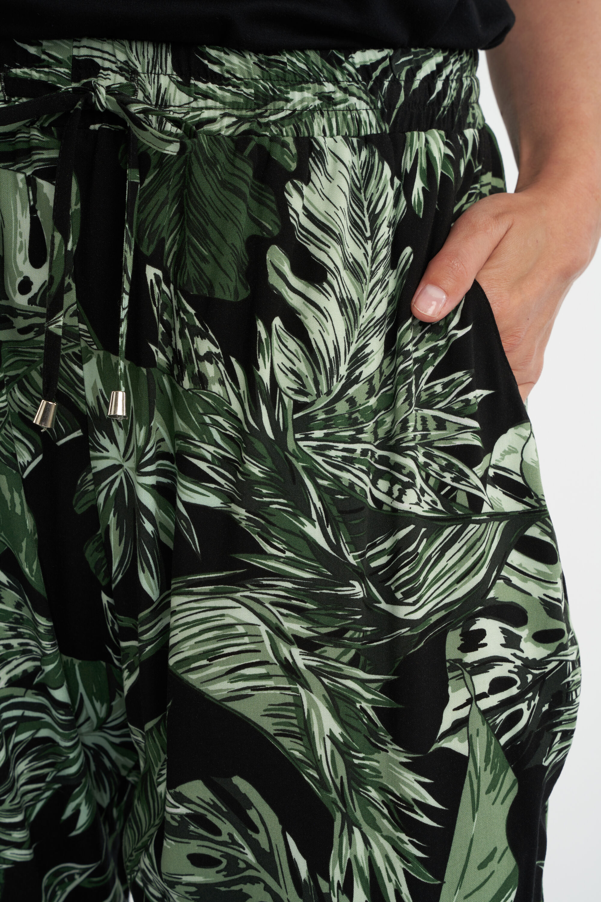 Pantalones holgados con estampado image number 5