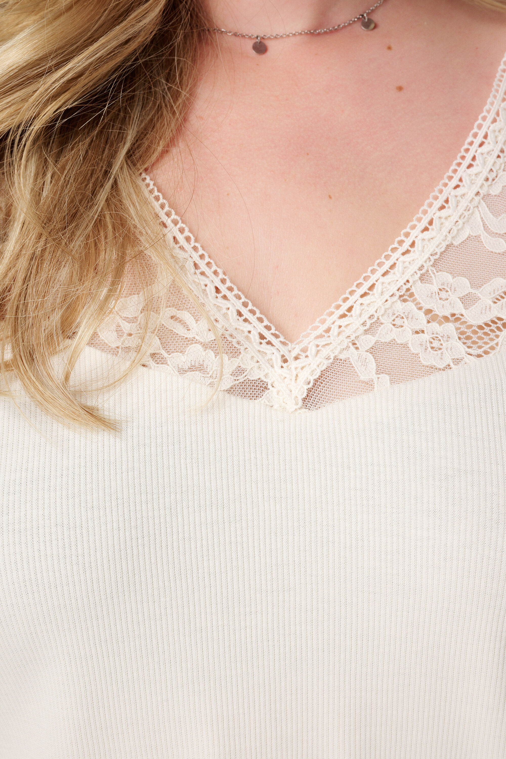 Camiseta de canal&eacute; con encaje image number 6