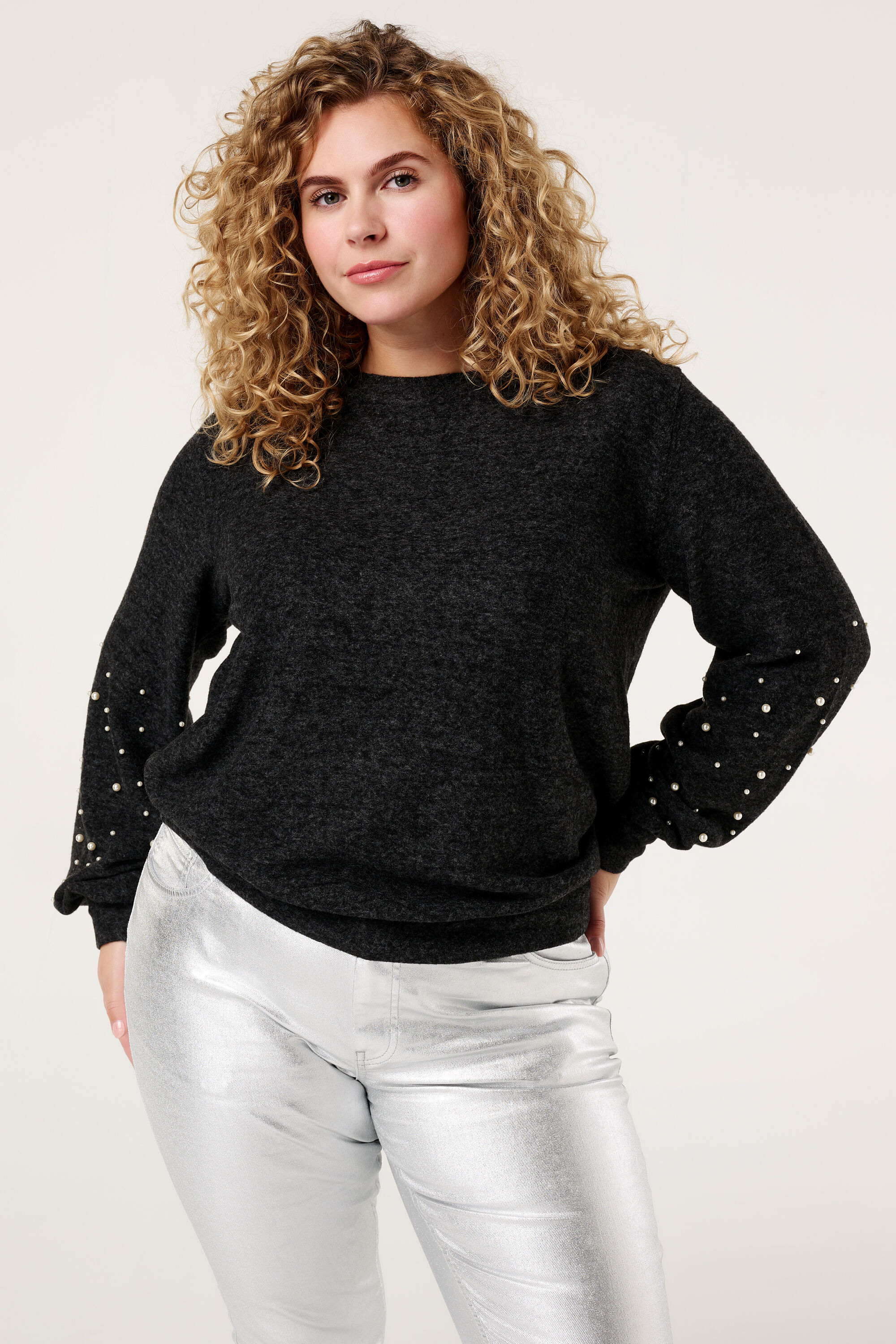 Su&eacute;ter con perlas image number 5