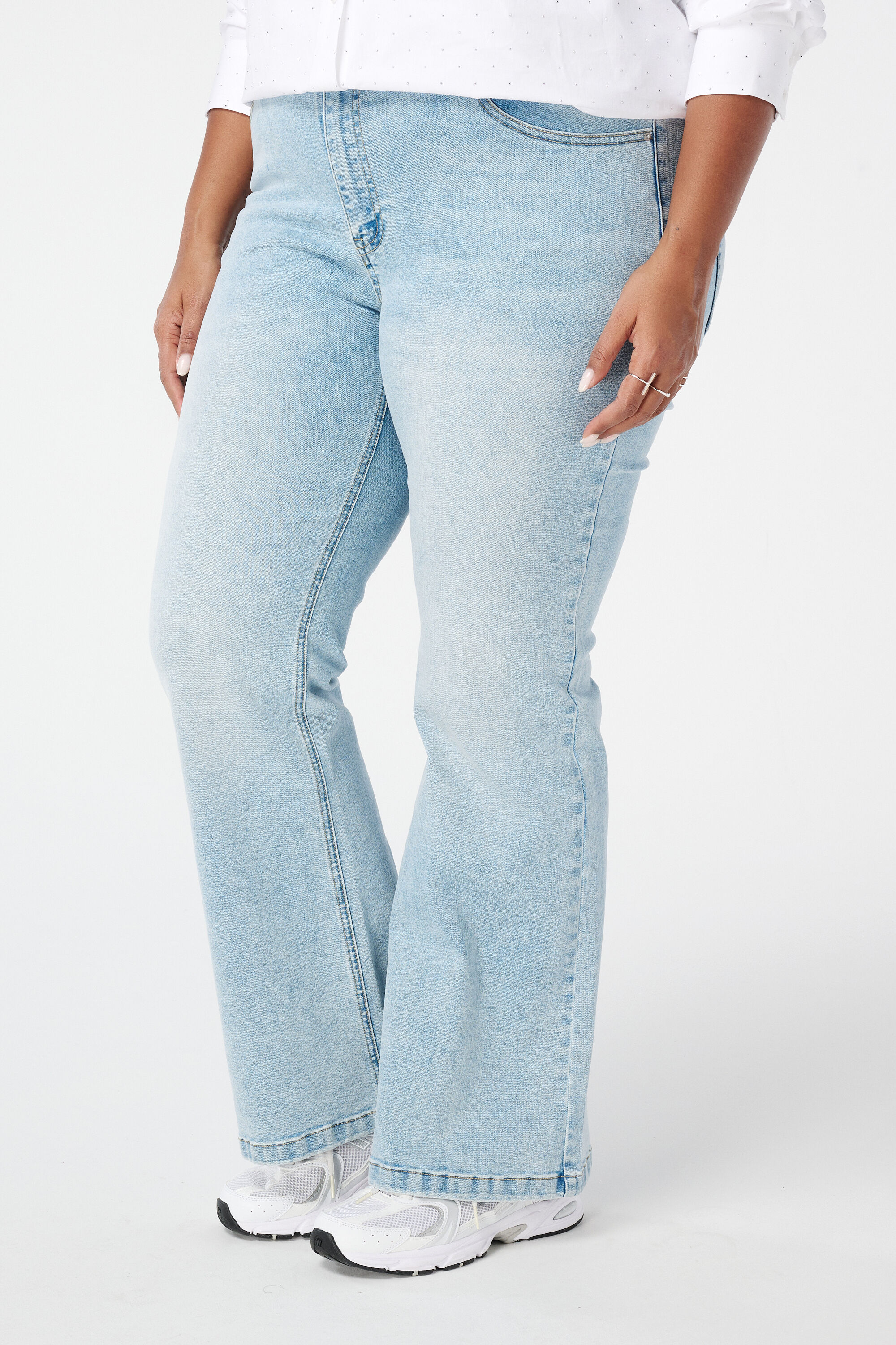 Jeans de pierna acampanada JASMIN image number 5