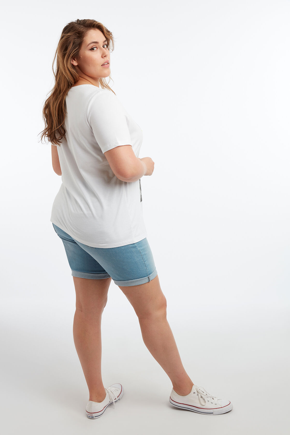 Camiseta con estampado y bordado image number 4