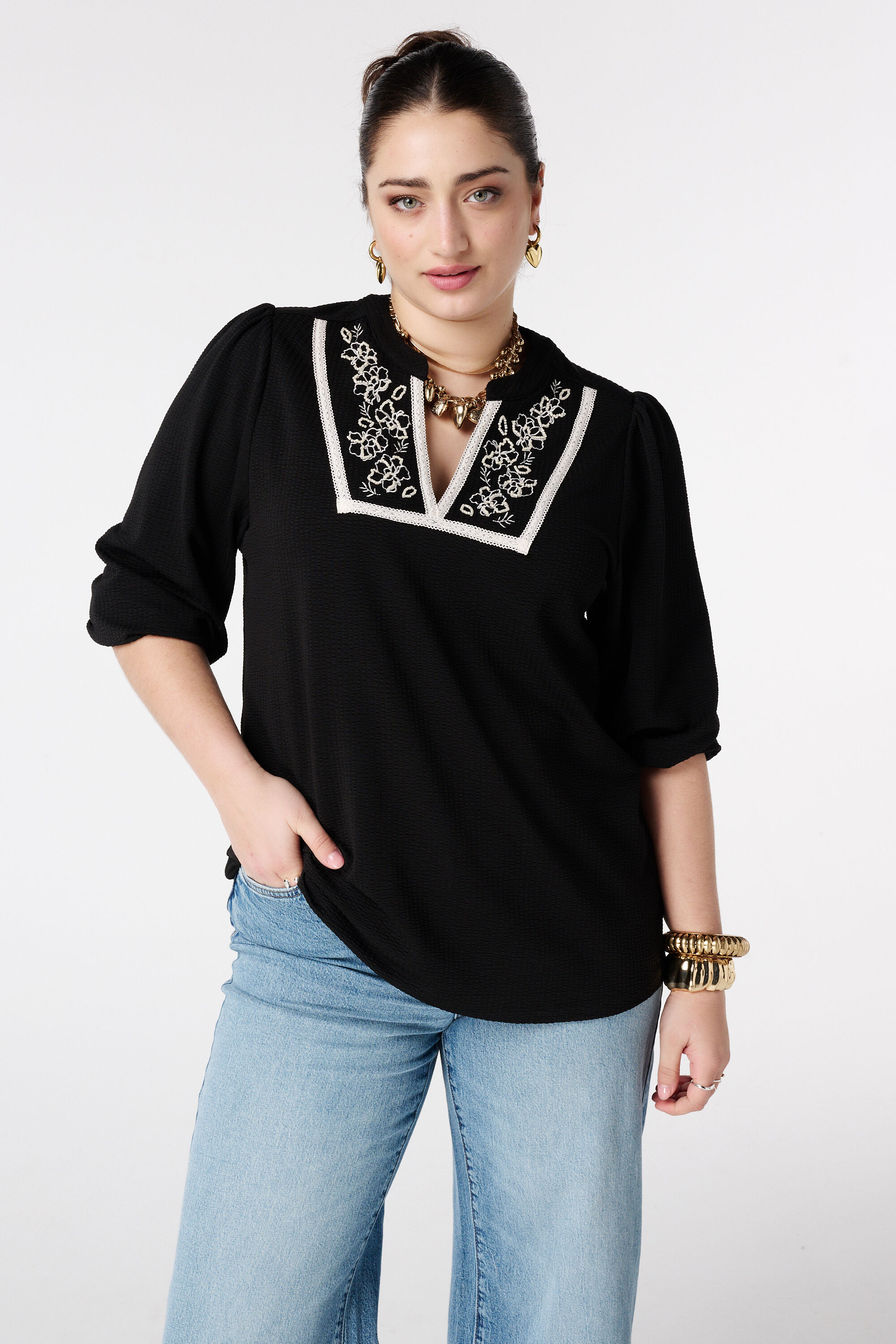 Top con bordado y escote en V