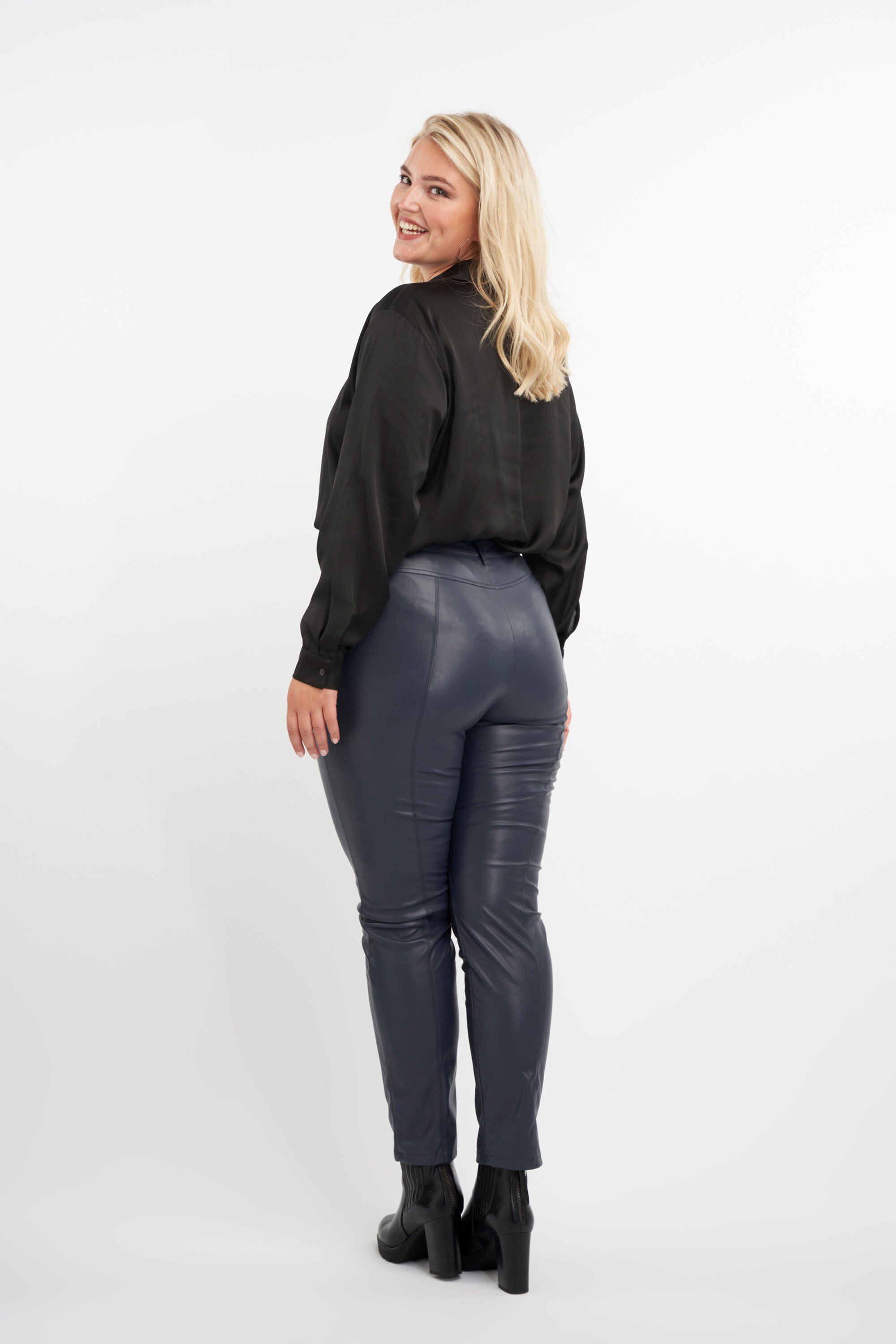 Pantalones de cuero sint&eacute;tico image number 3