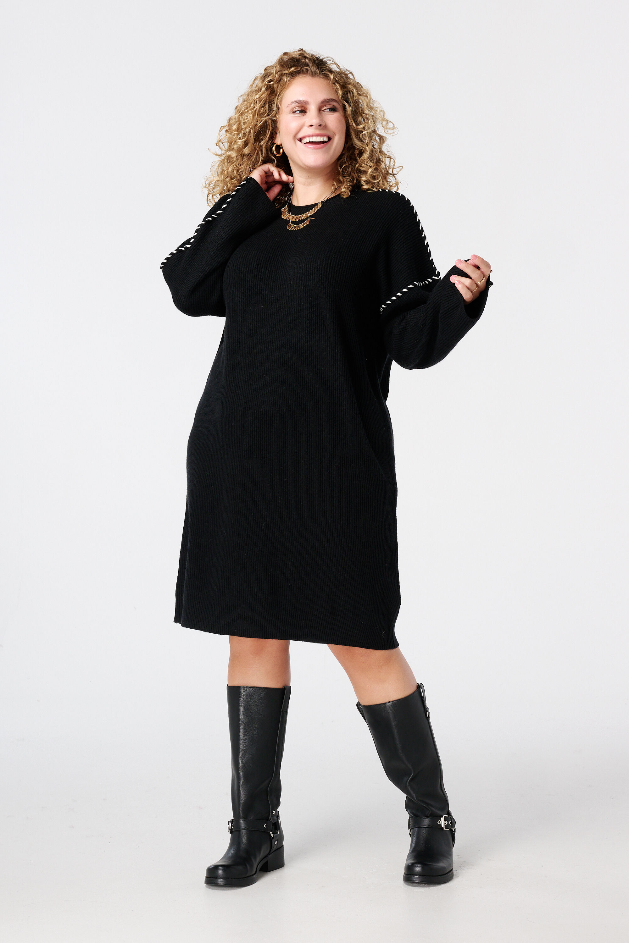 Vestido de punto con costuras decorativas.