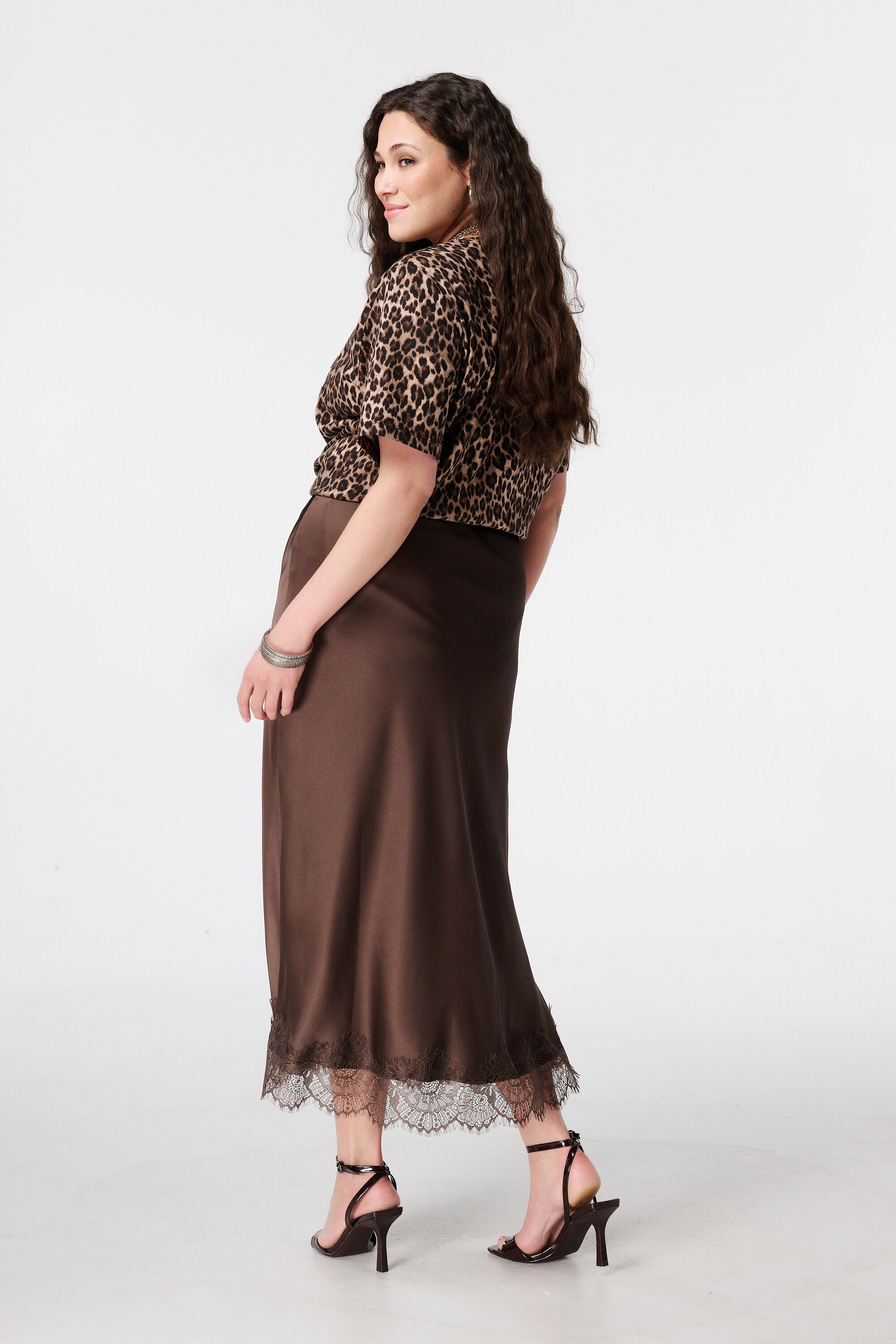 Falda con efecto satinado y encaje image number 3