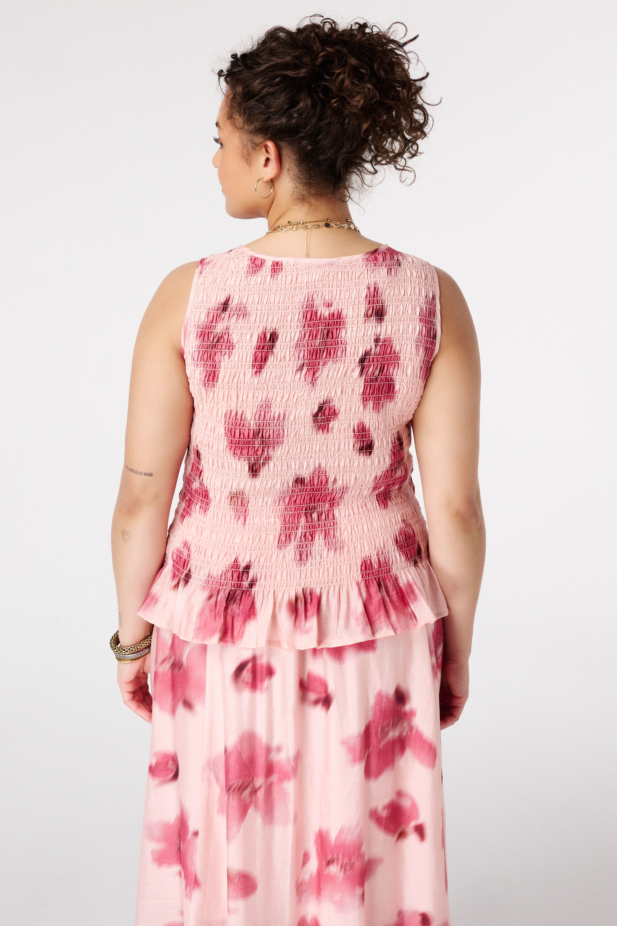 Blusa fruncida con estampado de lunares image number 3
