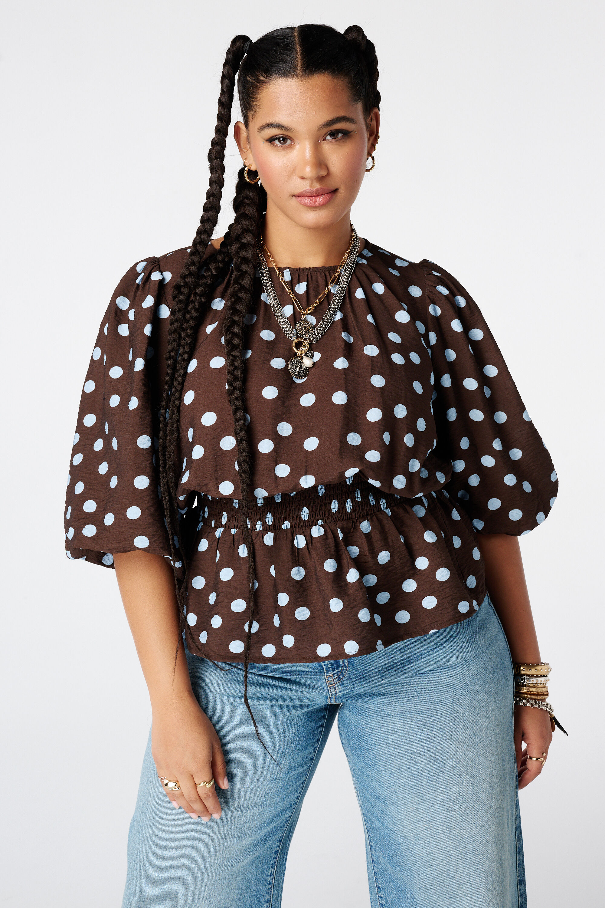 Blusa entallada con estampado de lunares