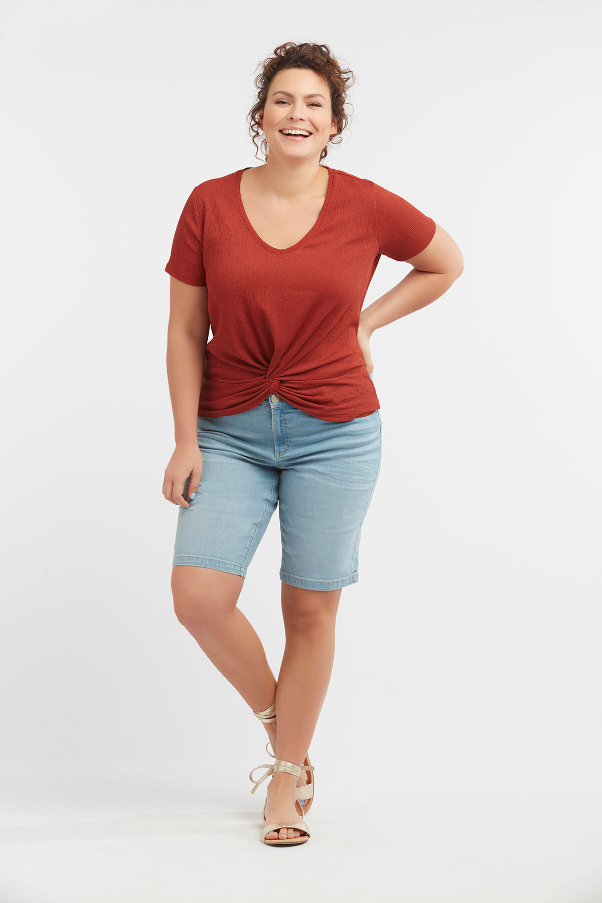 Camiseta con detalle anudado image number 3