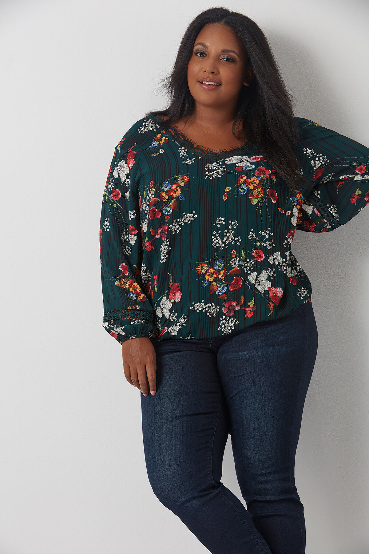 Blusa con cuello de encaje image number 3