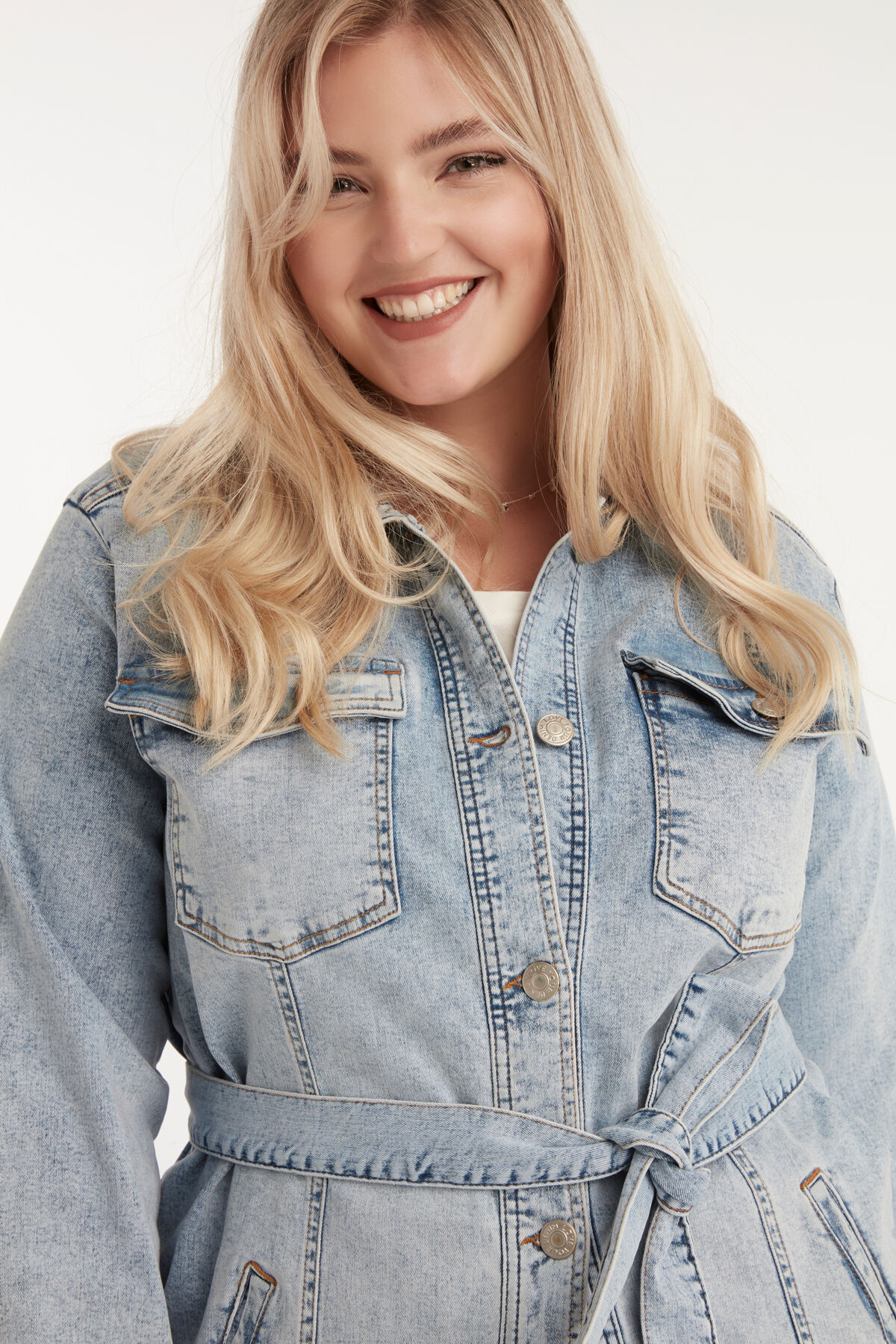 Chaqueta vaquera larga con cintur&oacute;n image number 5