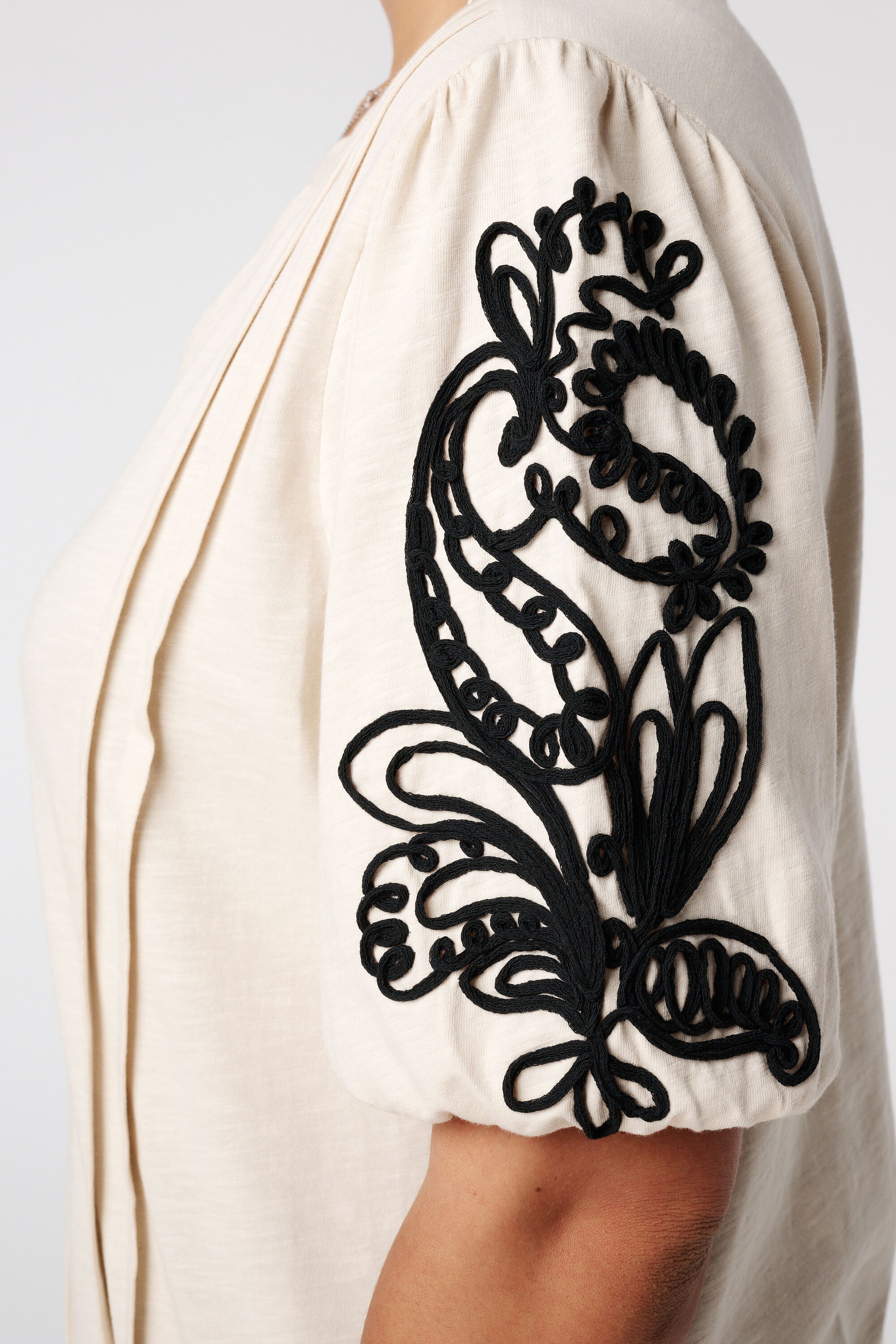 Top con mangas bordadas image number 6