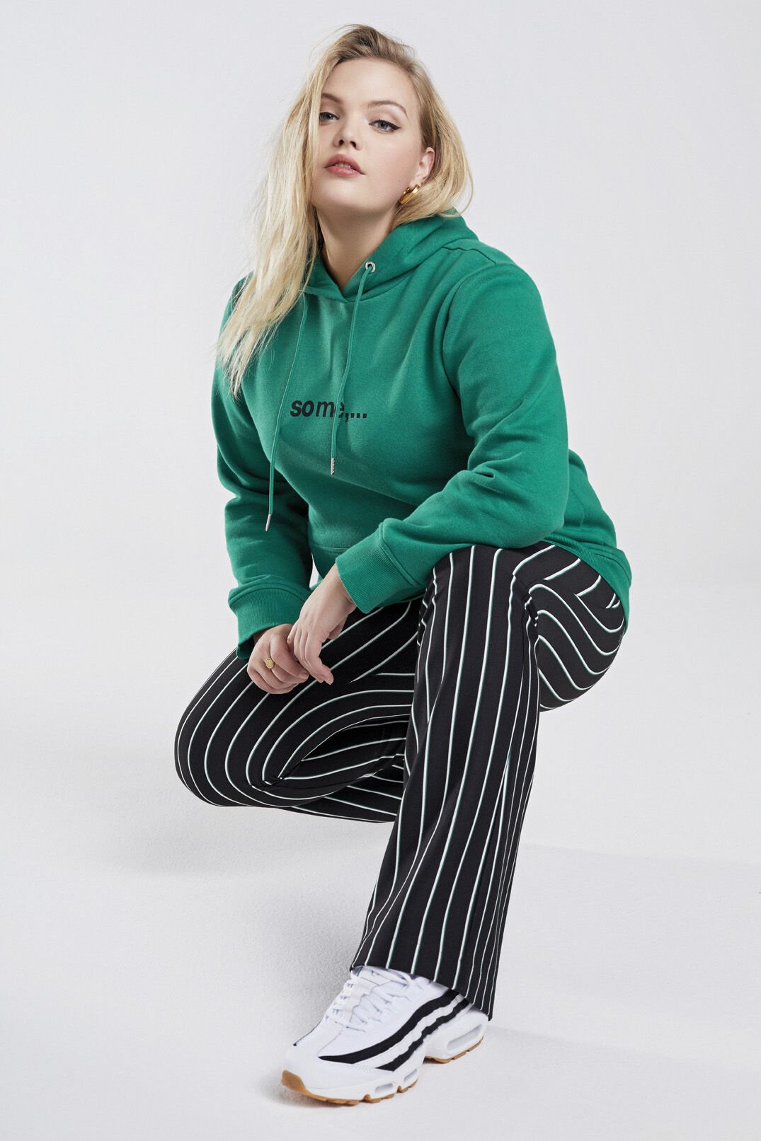 Pantalones acampanados de rayas  image number 6