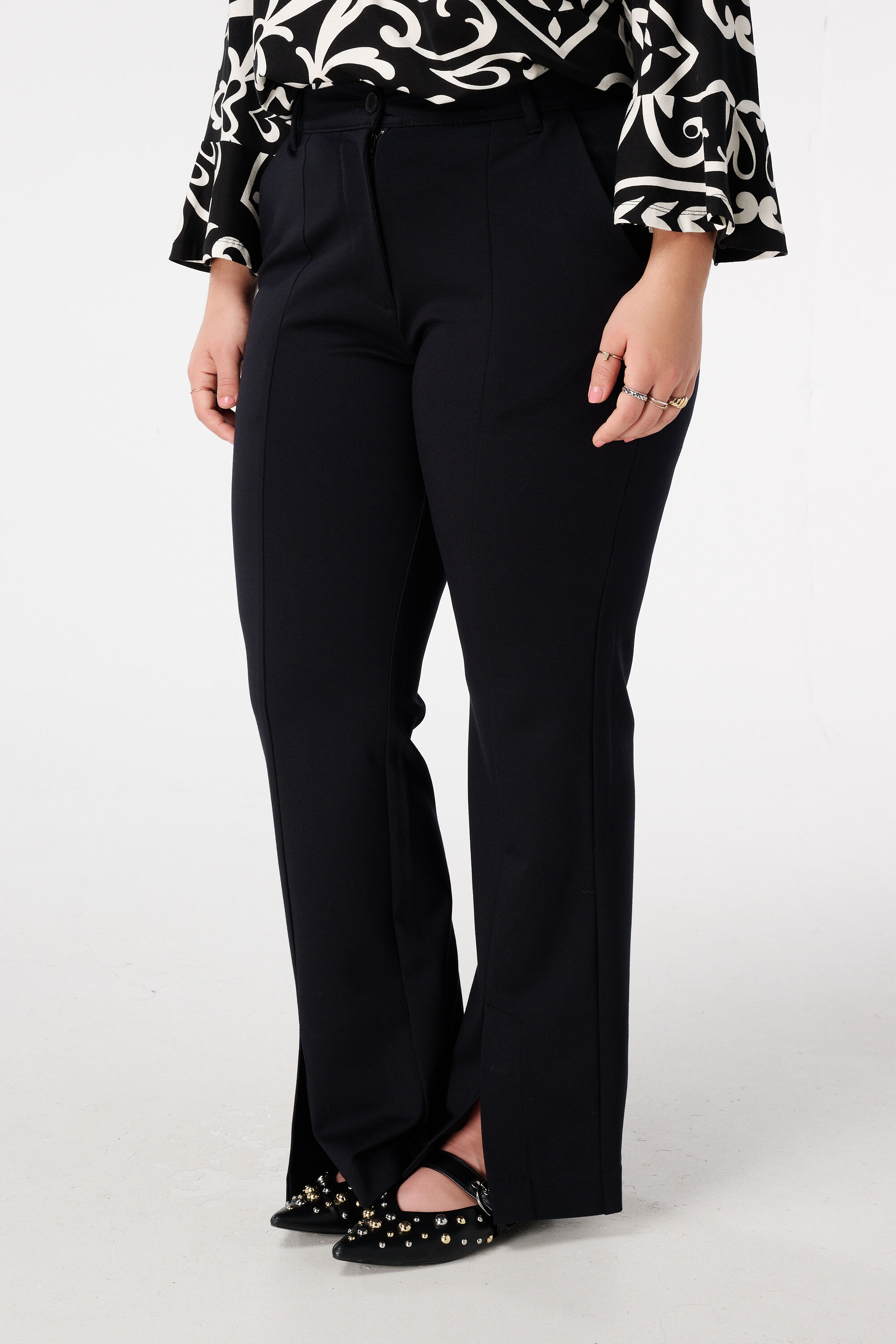 Pantal&oacute;n acampanado con abertura image number 5