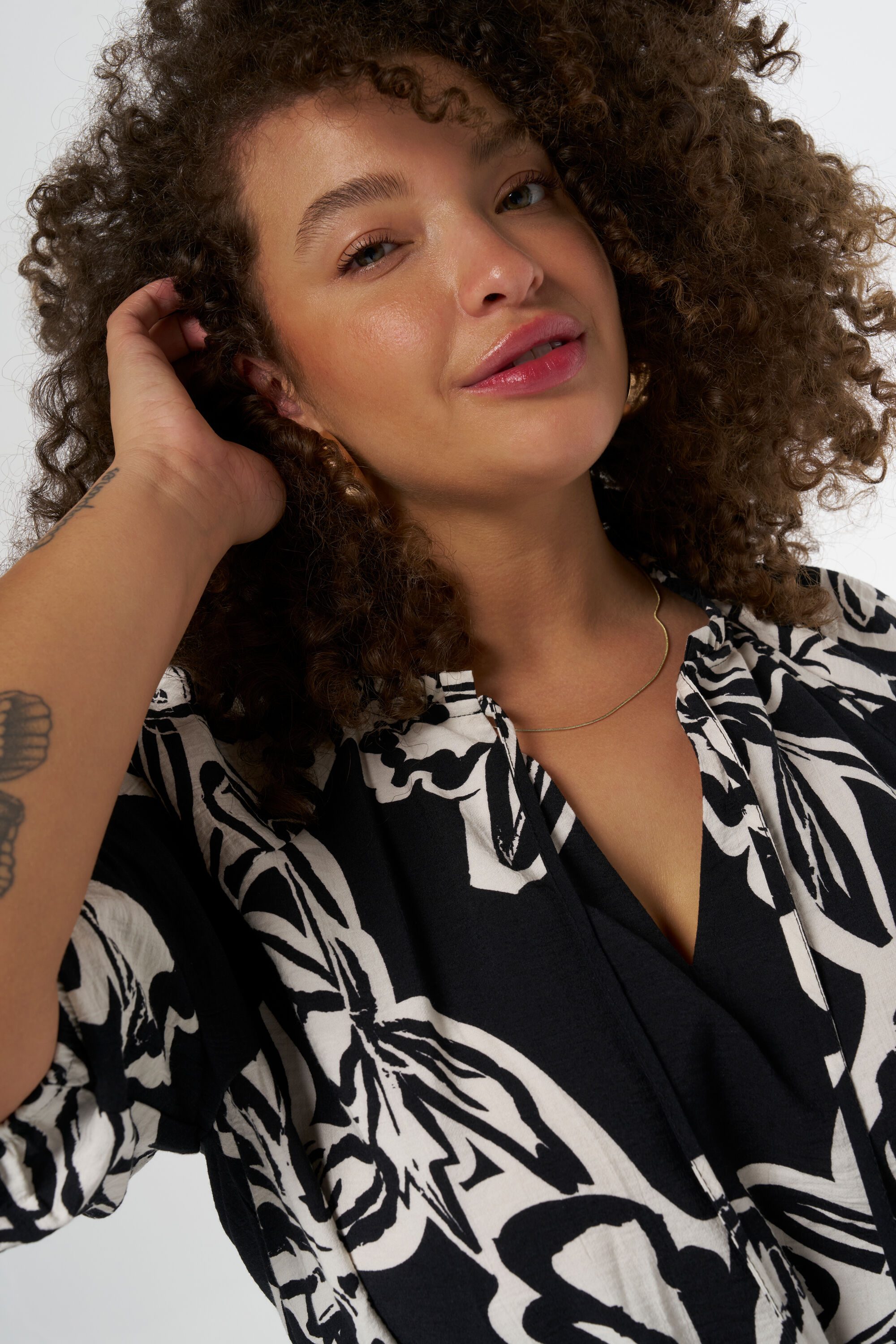 Vestido entallado con estampado image number 4