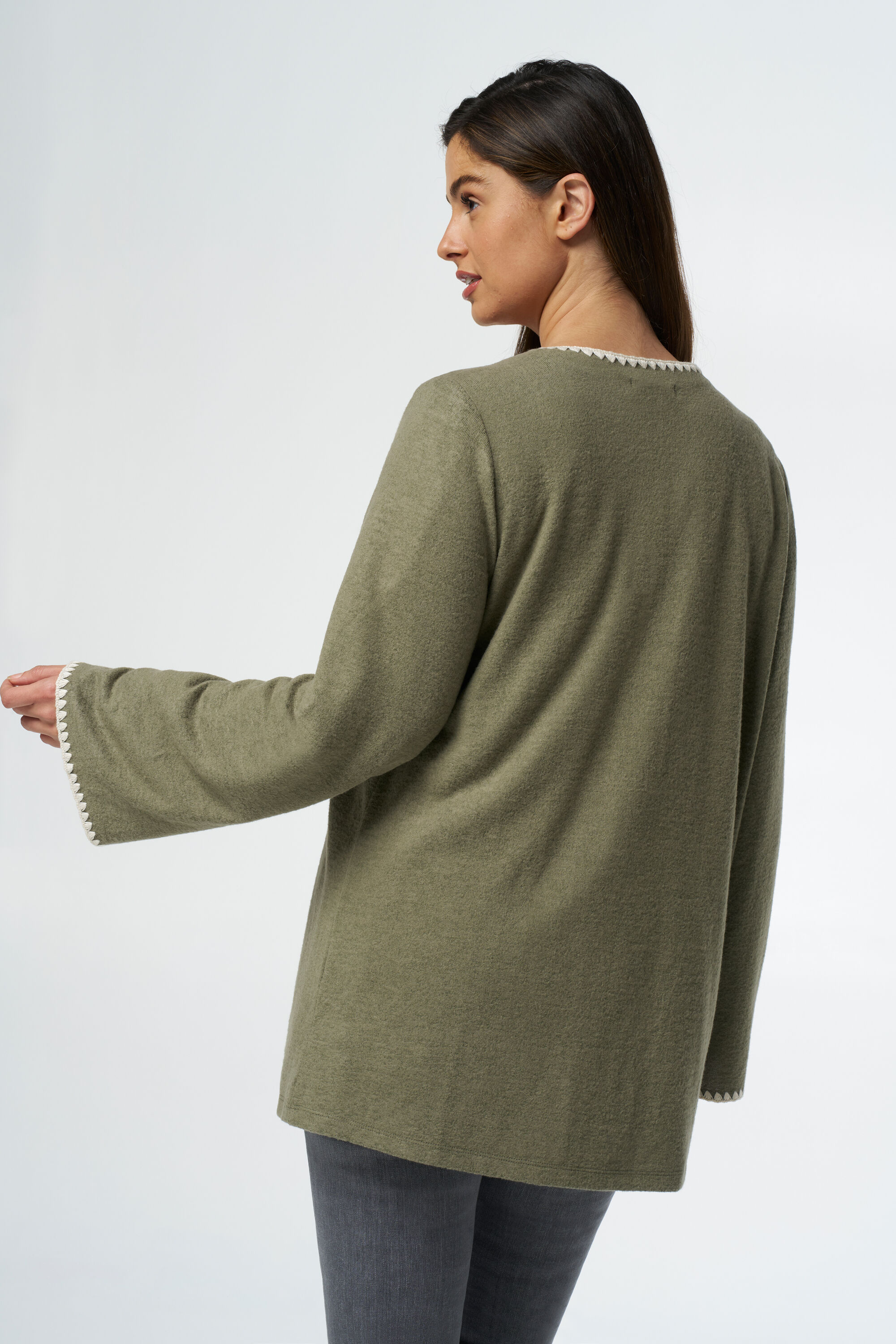 C&aacute;rdigan con raya que contrasta image number 3