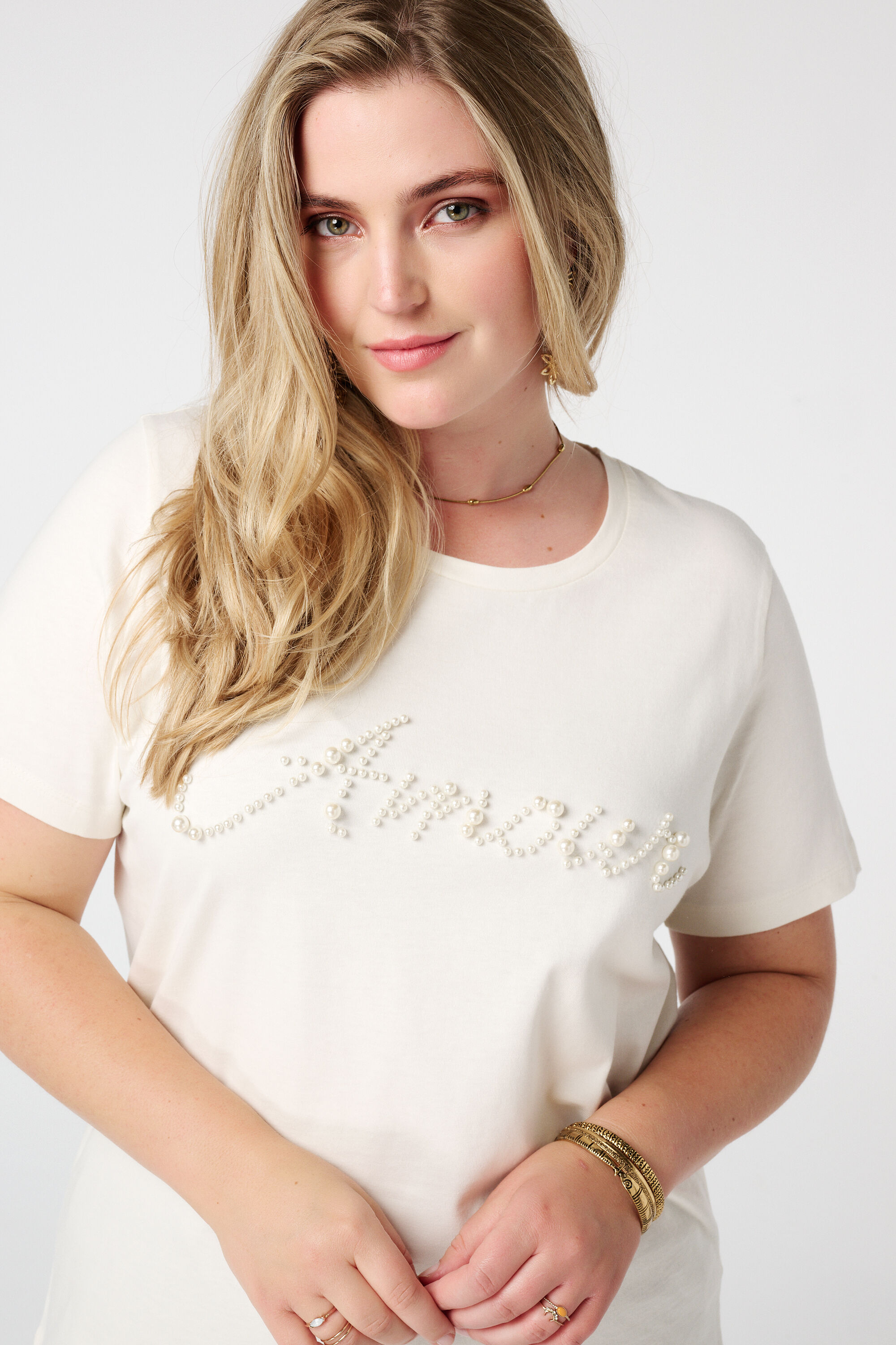 Camiseta con texto hecho con perlas falsas  image number 4