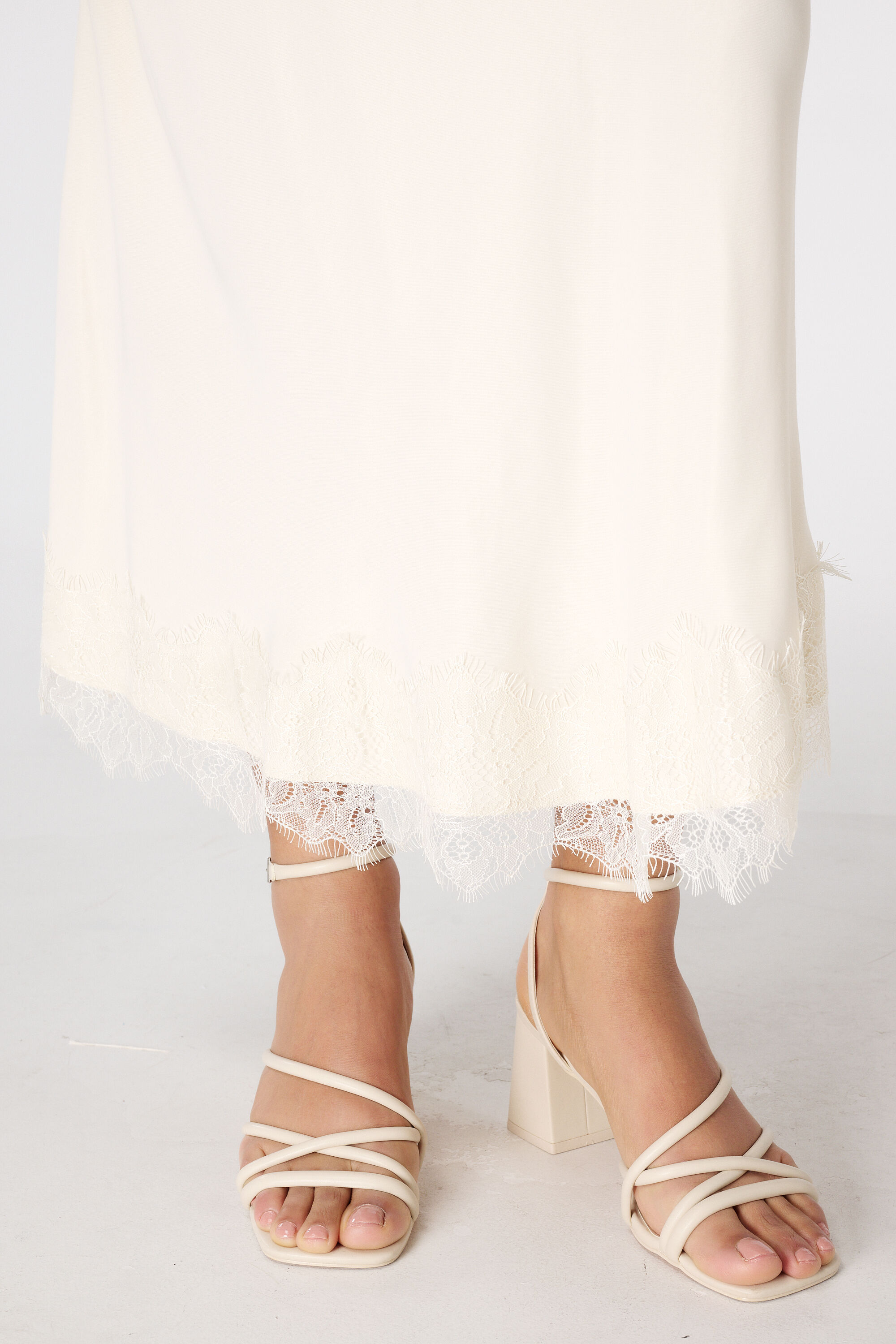 Falda midi satinada con encaje image number 4